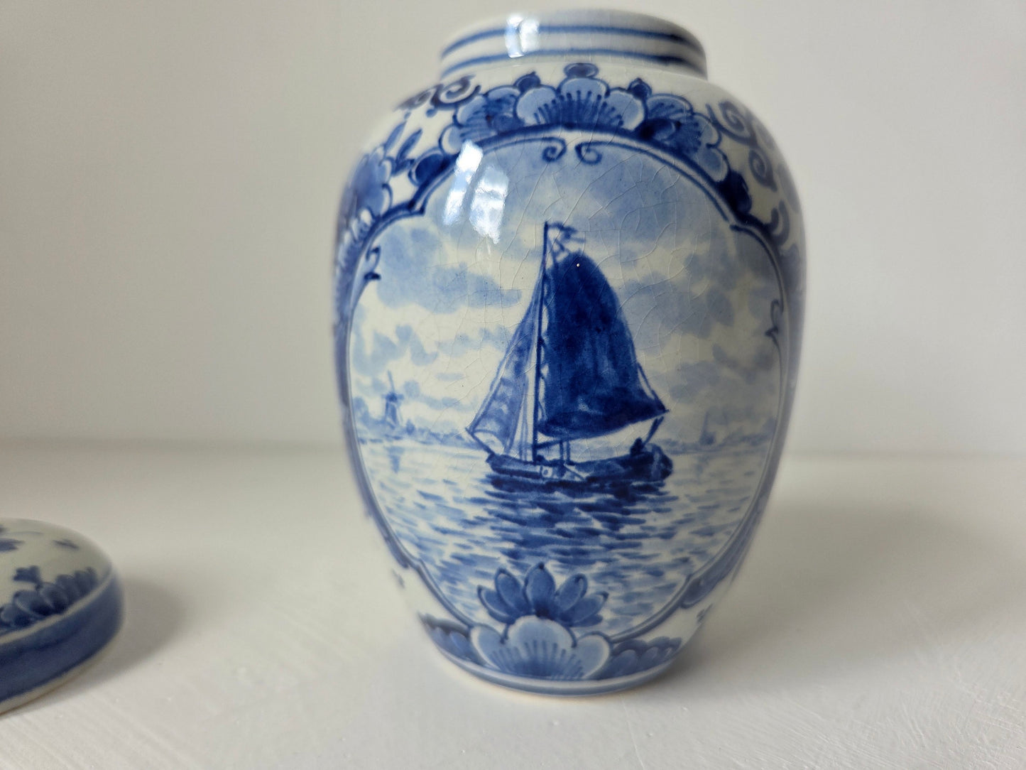 Royal Delft theebus met zeilboot