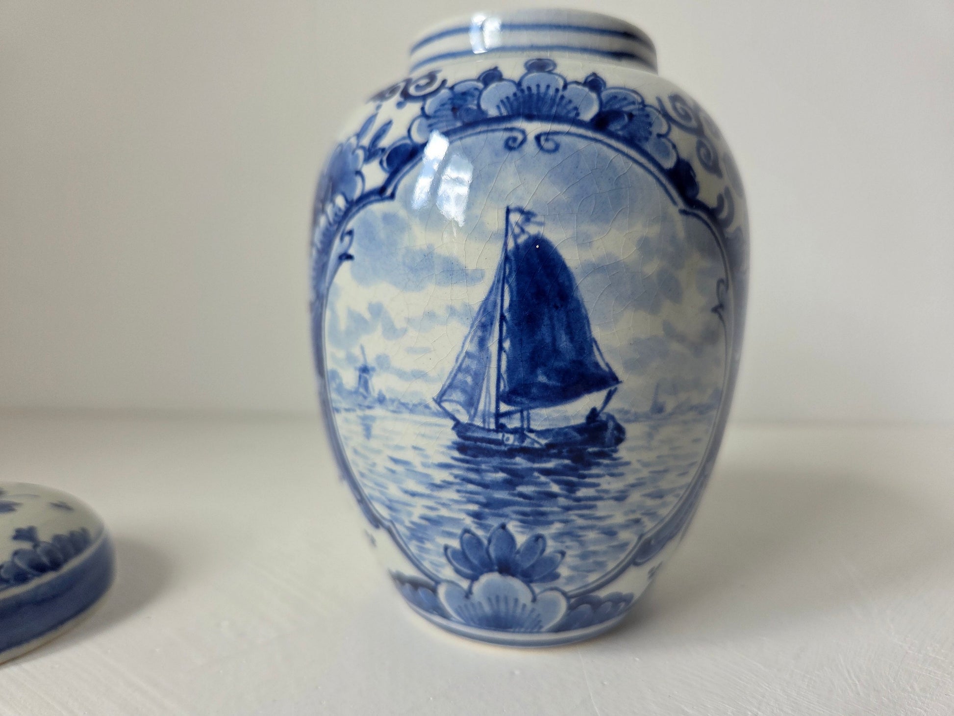 Royal Delft theebus met zeilboot