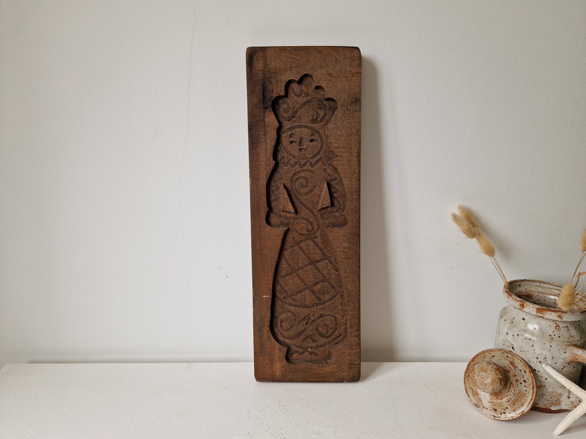 vintage speculaasplank met vrouwfiguur
