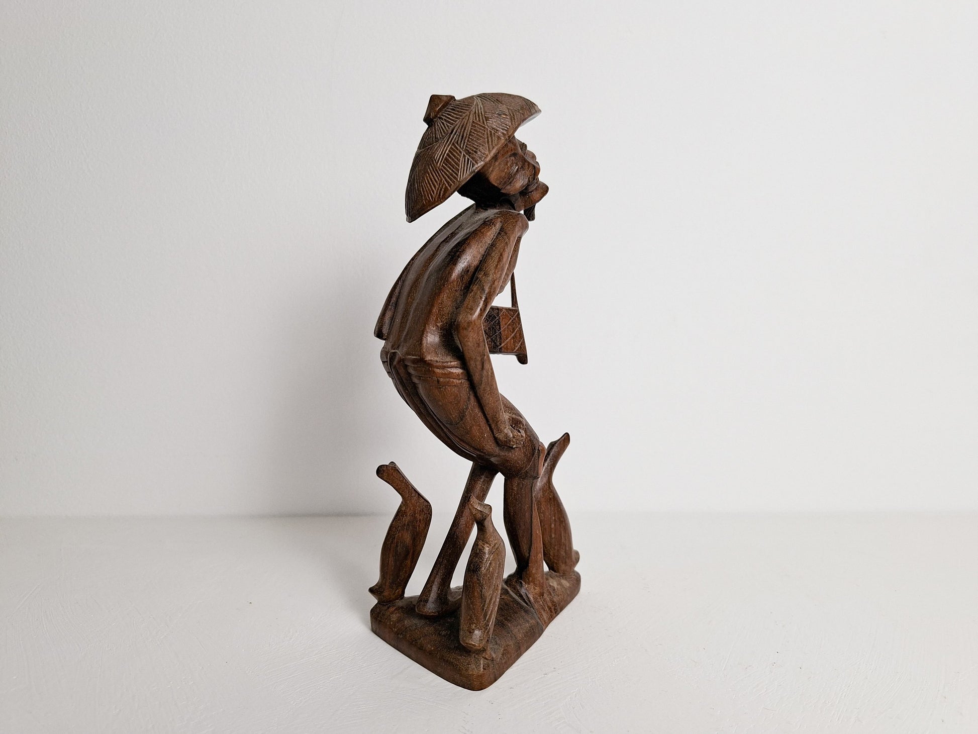 vintage houtsnijwerk man met tas