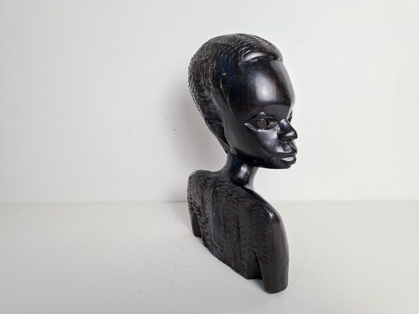 Houten buste met zijwaartse blik