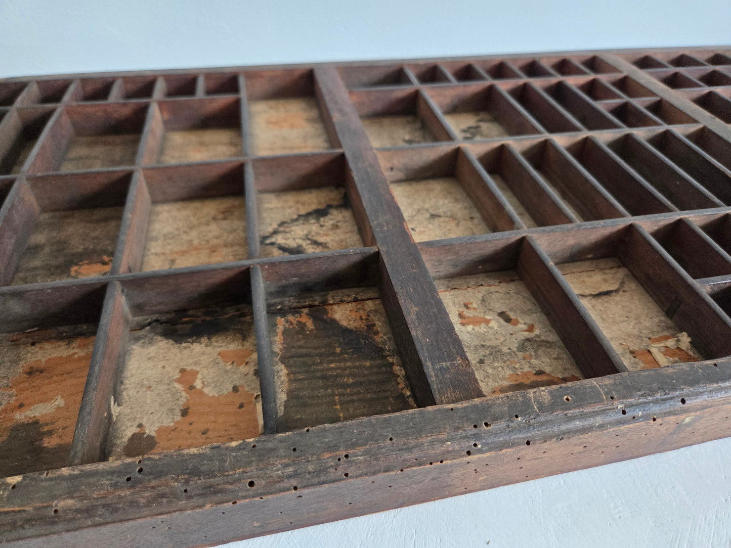 vintage letterbak hout 102 vakjes donkere tint