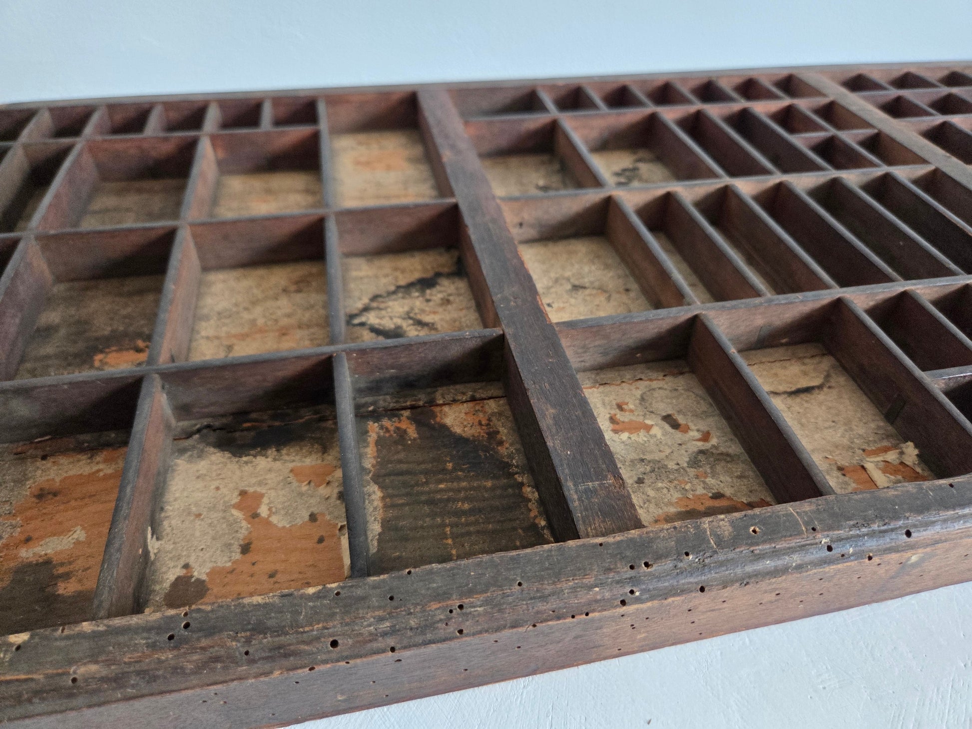 vintage letterbak hout 102 vakjes donkere tint