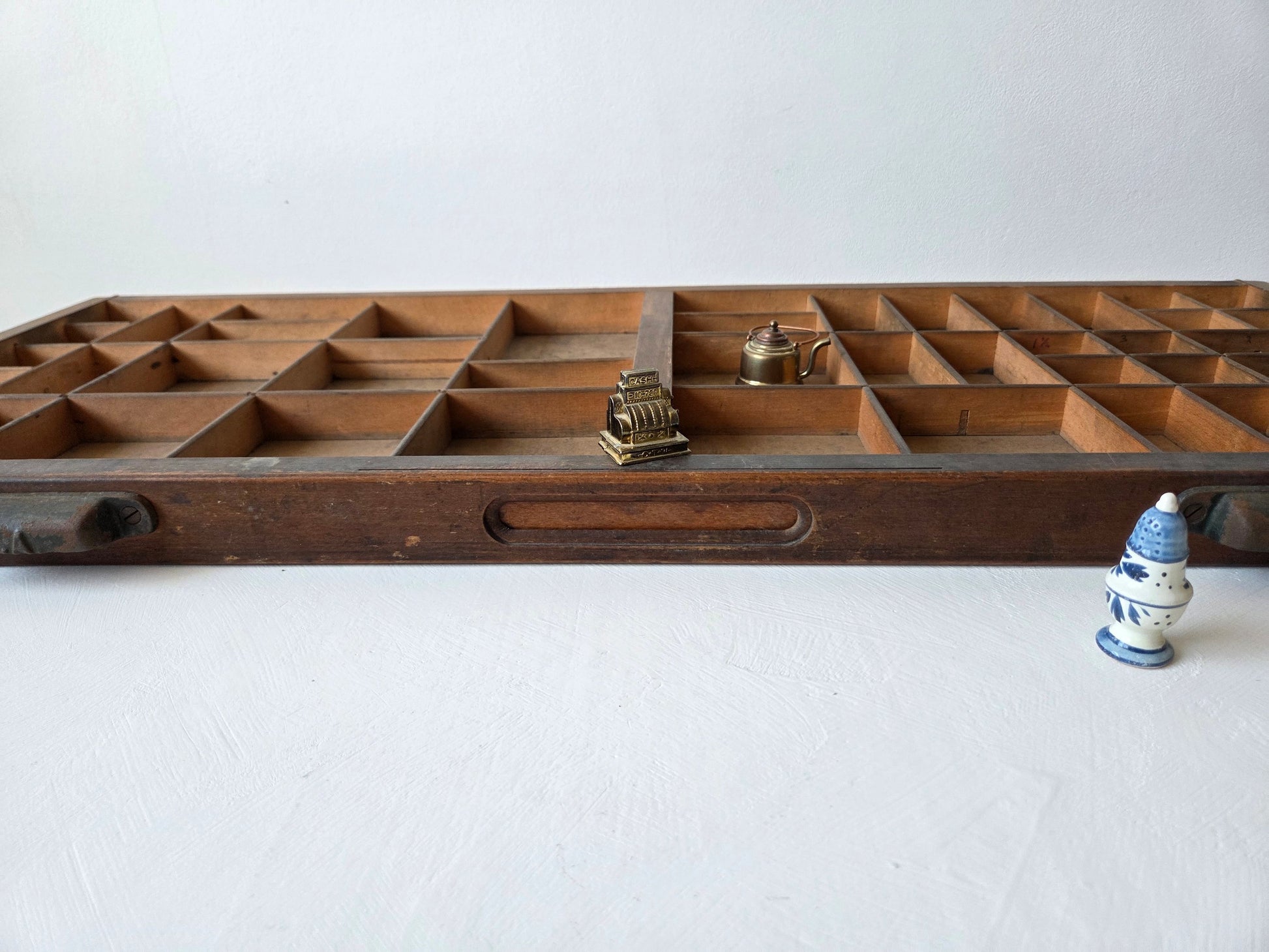 houten letterbak met gebruikssporen