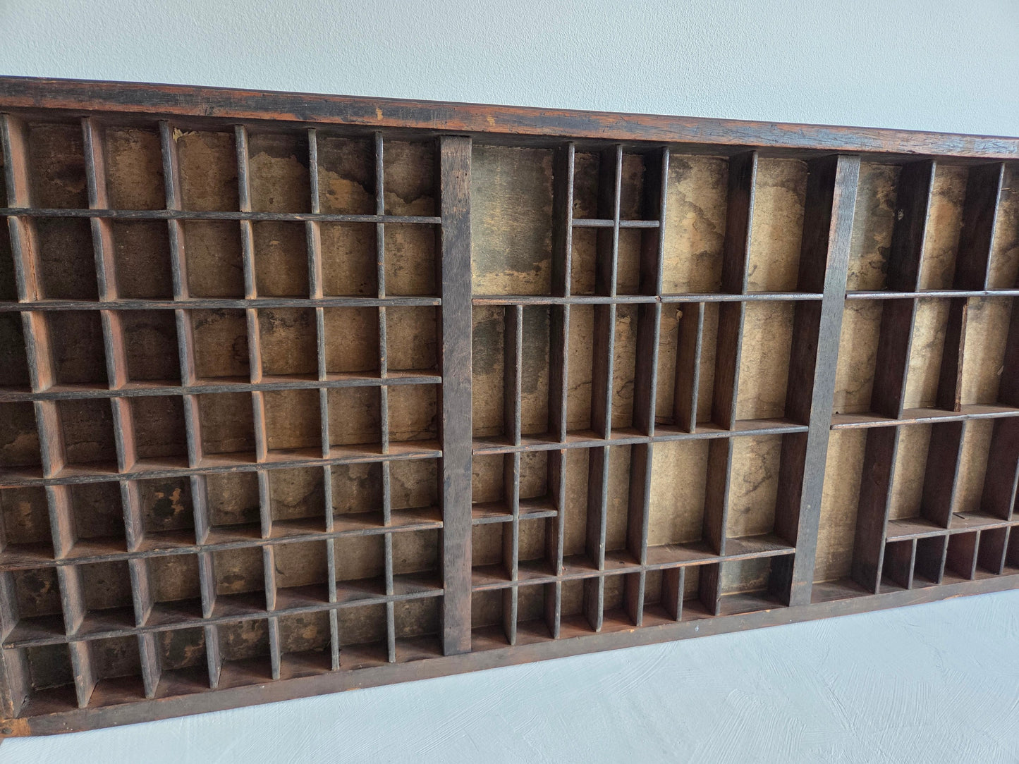 antieke letterbak hout 102 vakjes donker wandmontage