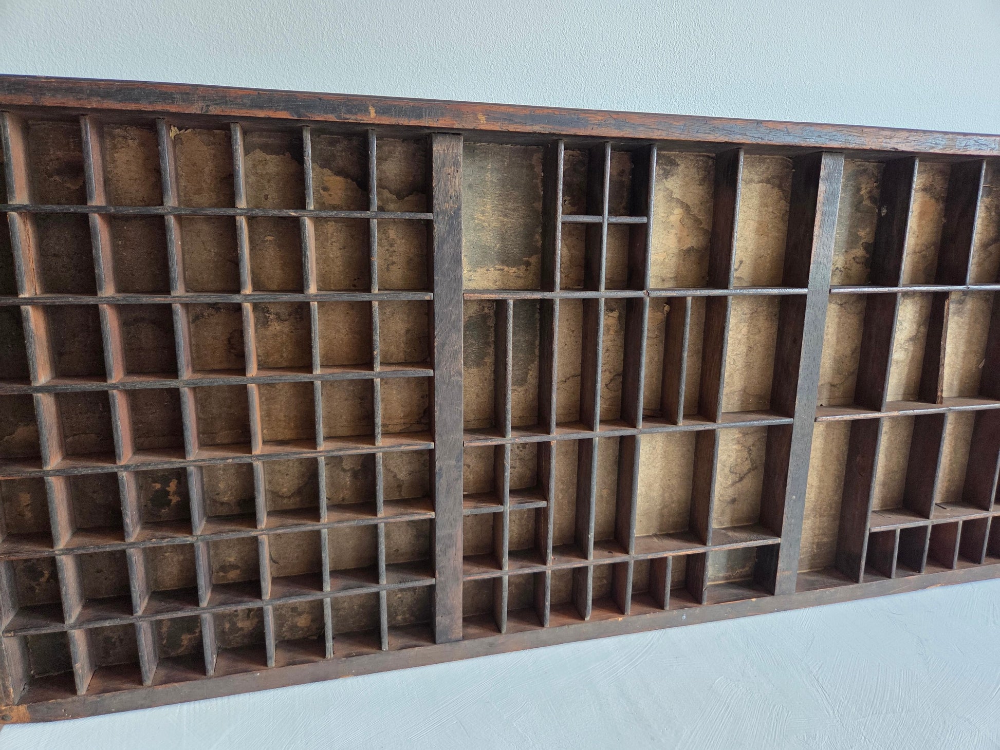 antieke letterbak hout 102 vakjes donker wandmontage