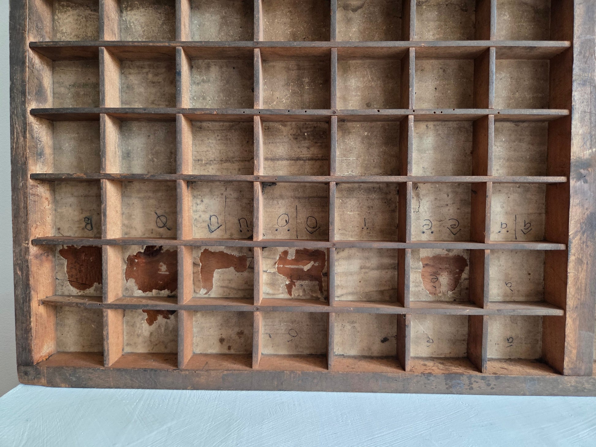 antieke letterbak donker hout uitgesproken slijtage breed