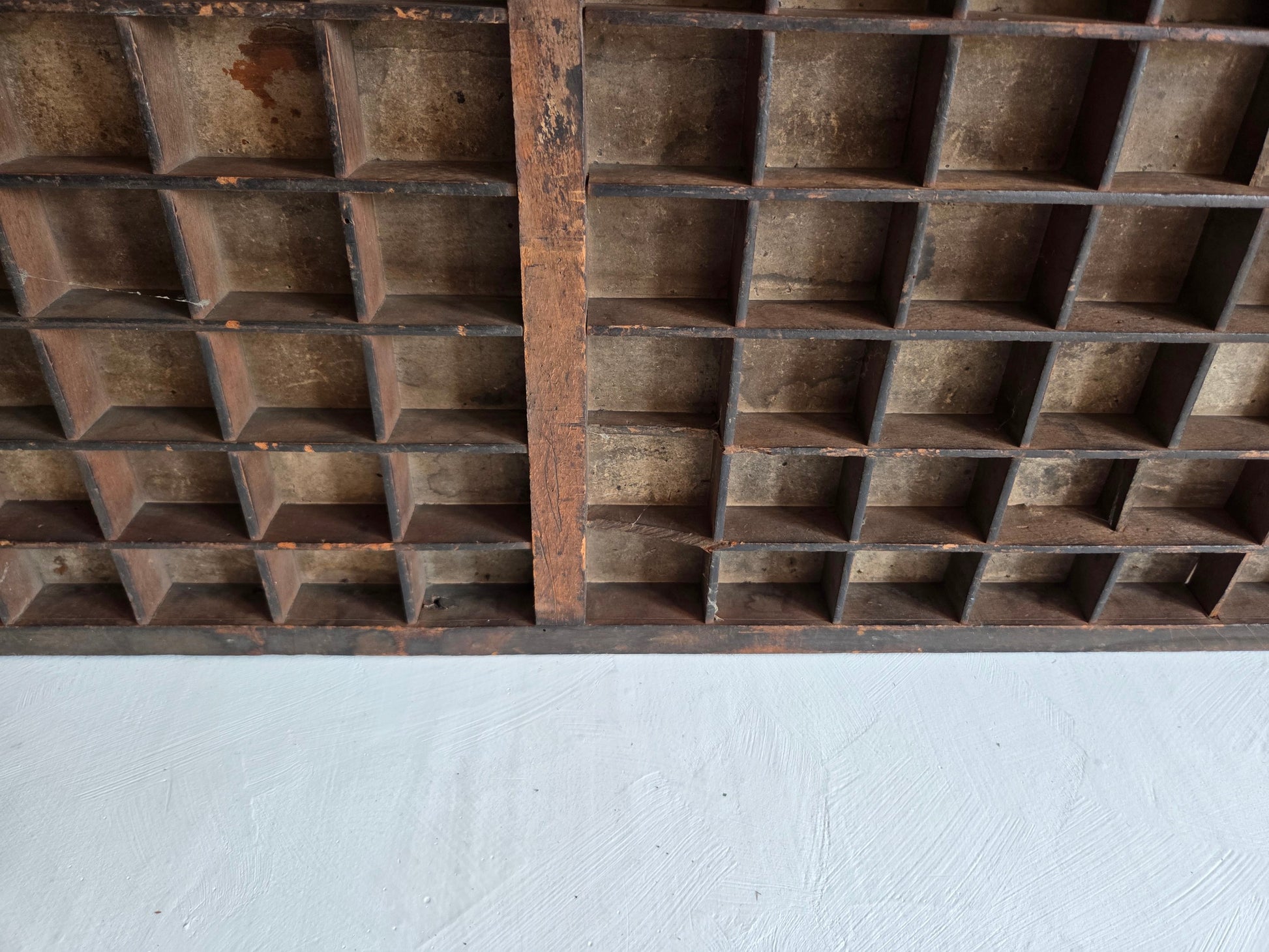 houten drukkersbak 98 vakjes zware slijtage vintage