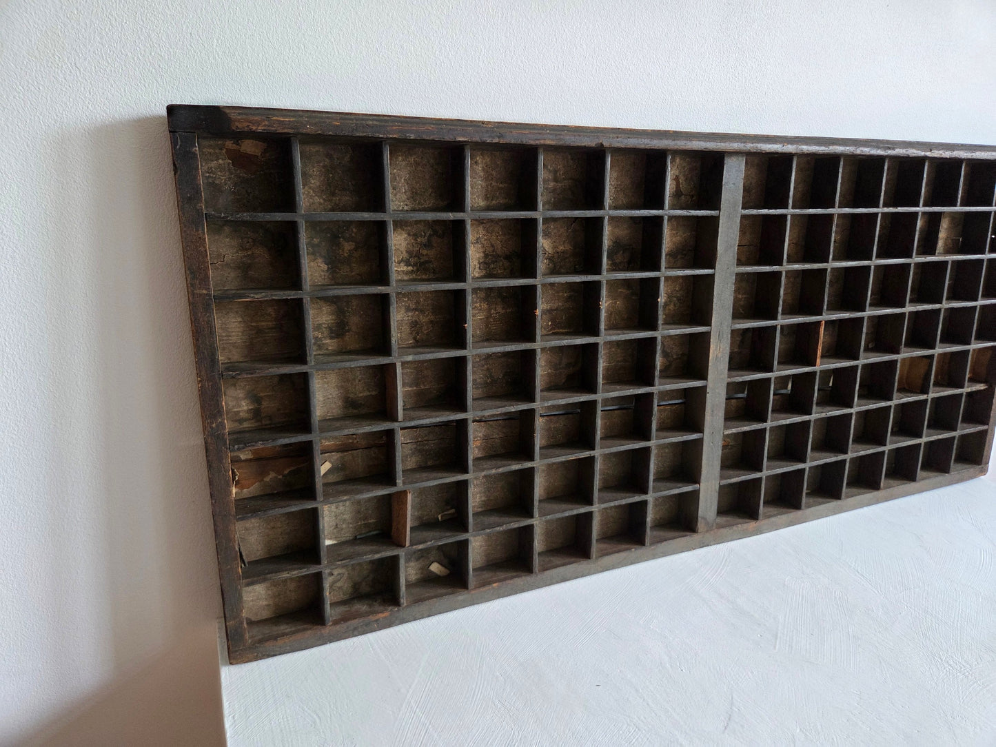 antieke letterbak donker hout 98 compartimenten slijtage