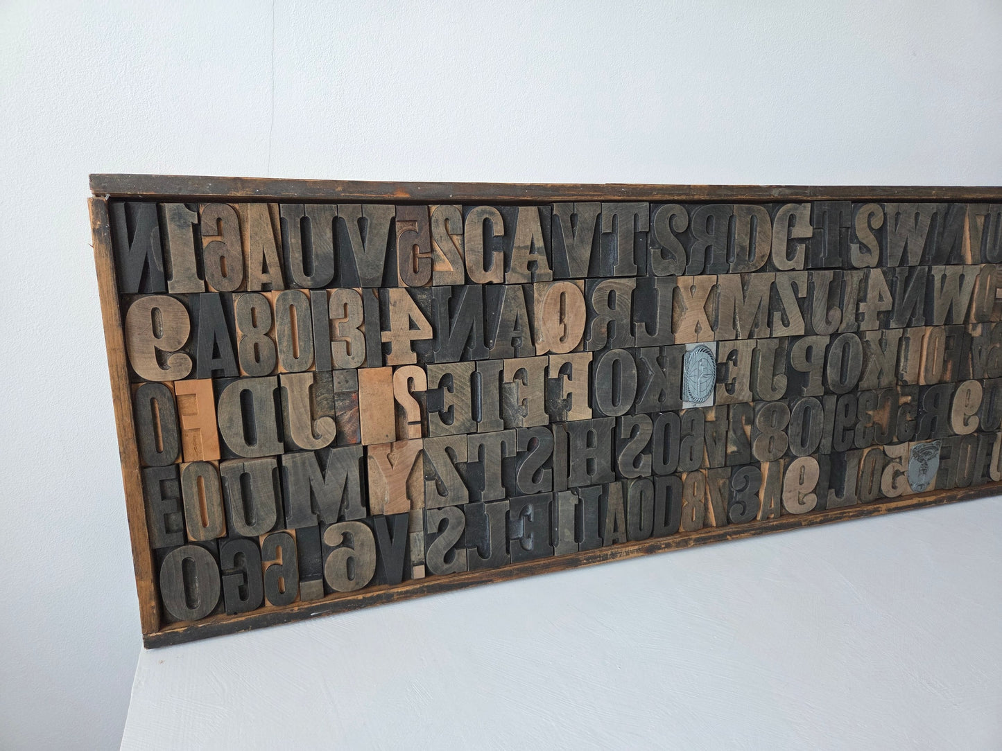 drukletters en leestekens in houten lade