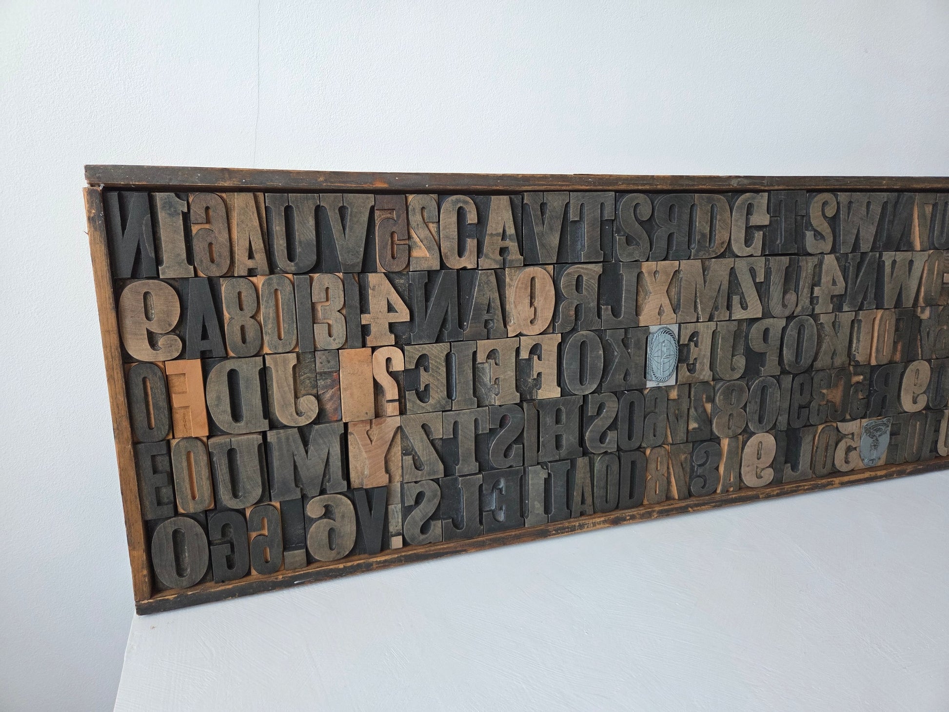 drukletters en leestekens in houten lade