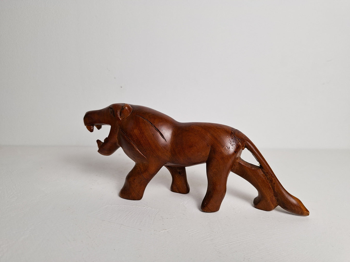 Decoratief houten leeuwenbeeld