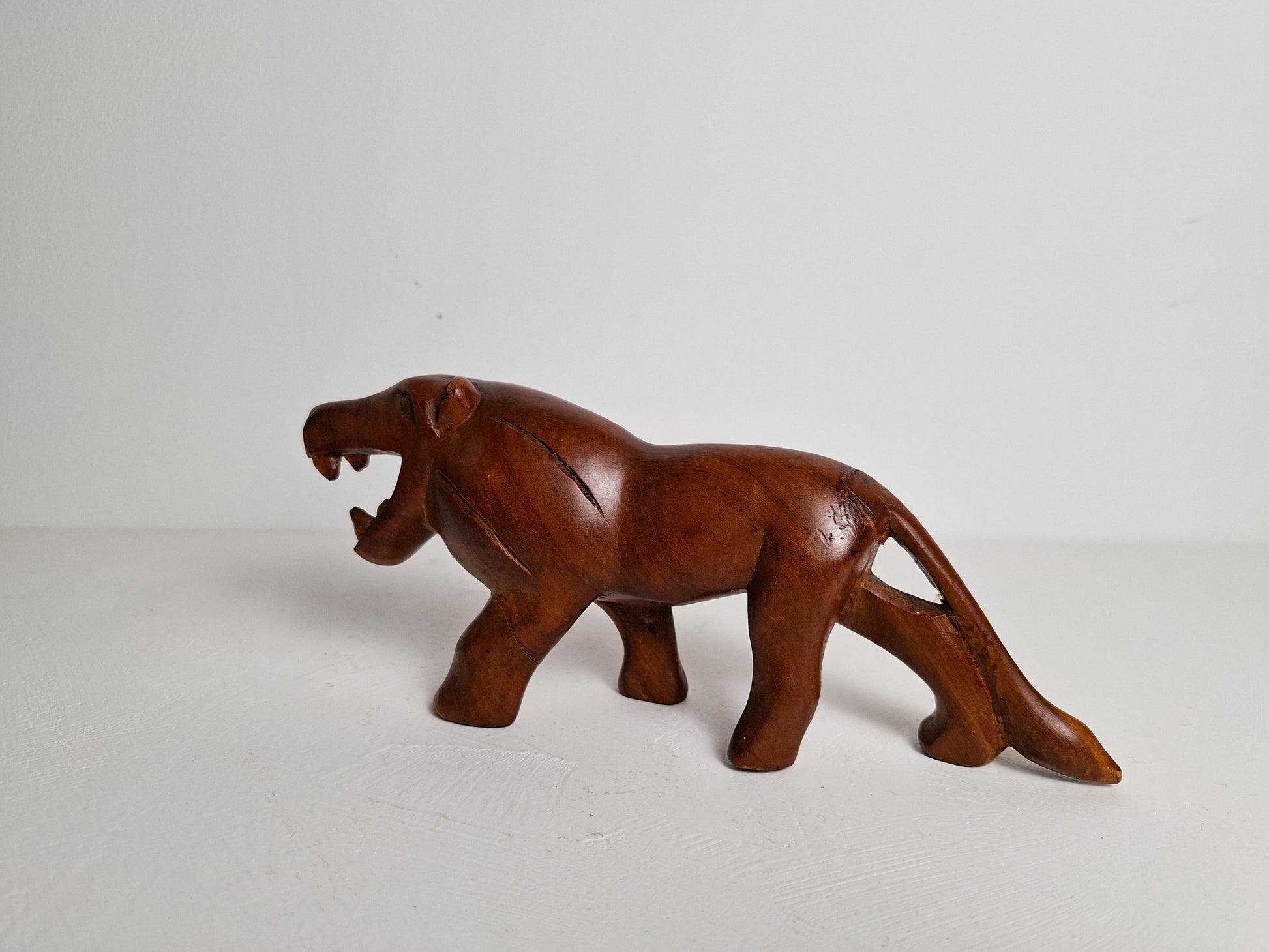 Decoratief houten leeuwenbeeld