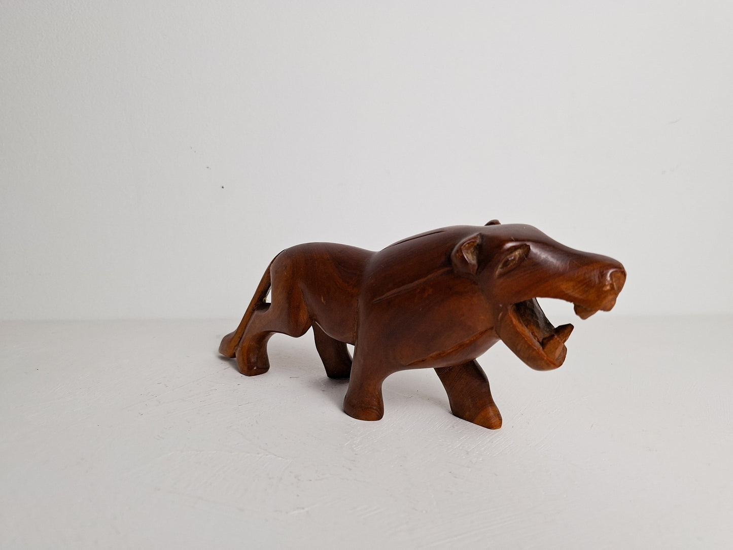 Vintage houten dierbeeld leeuw