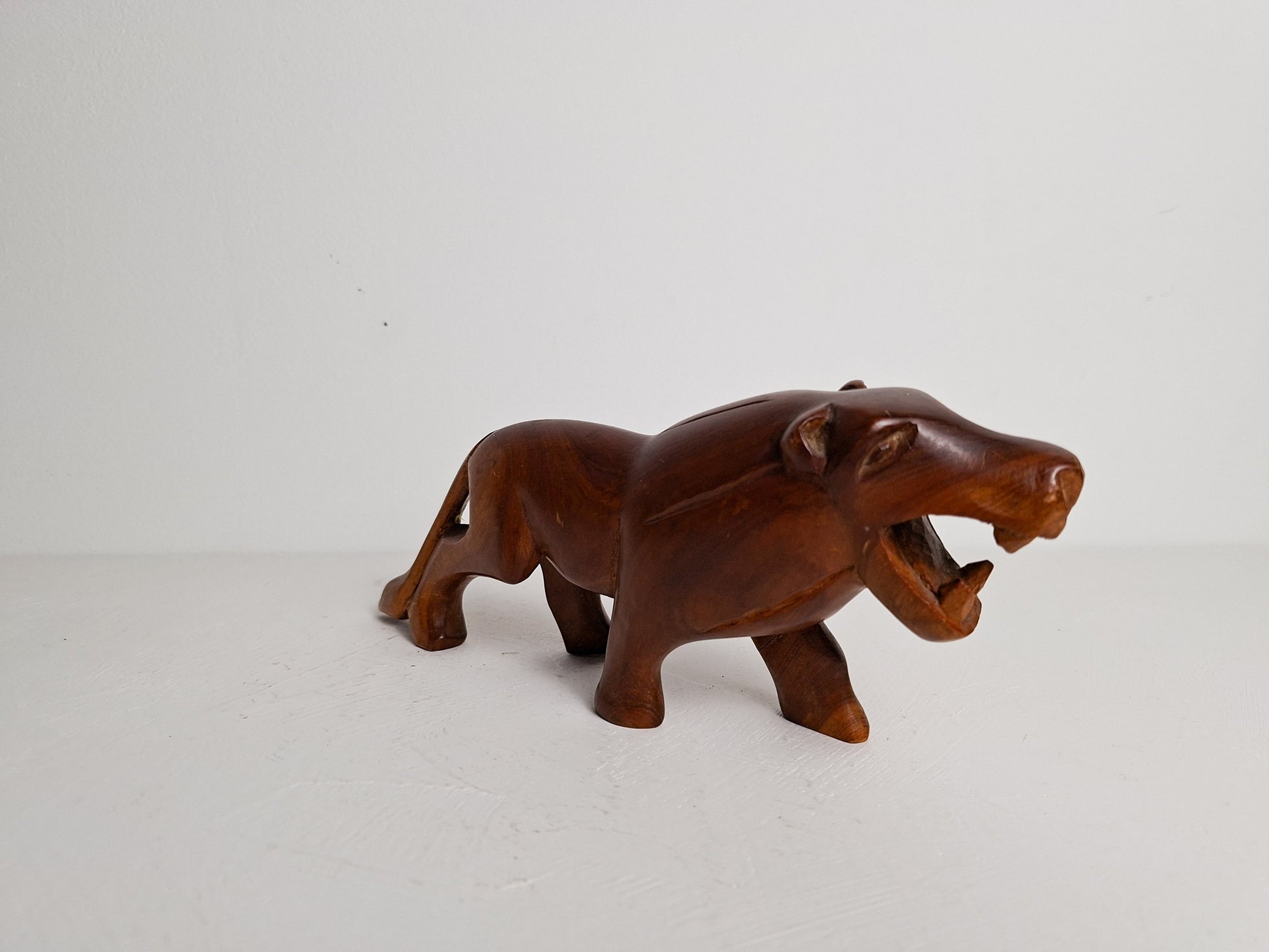 Vintage houten dierbeeld leeuw