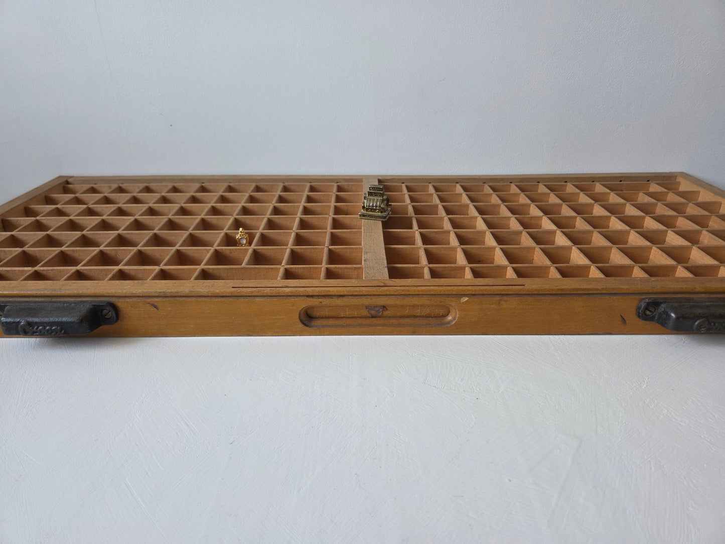 houten letterbak 154 vakjes merkplaatje wandmontage