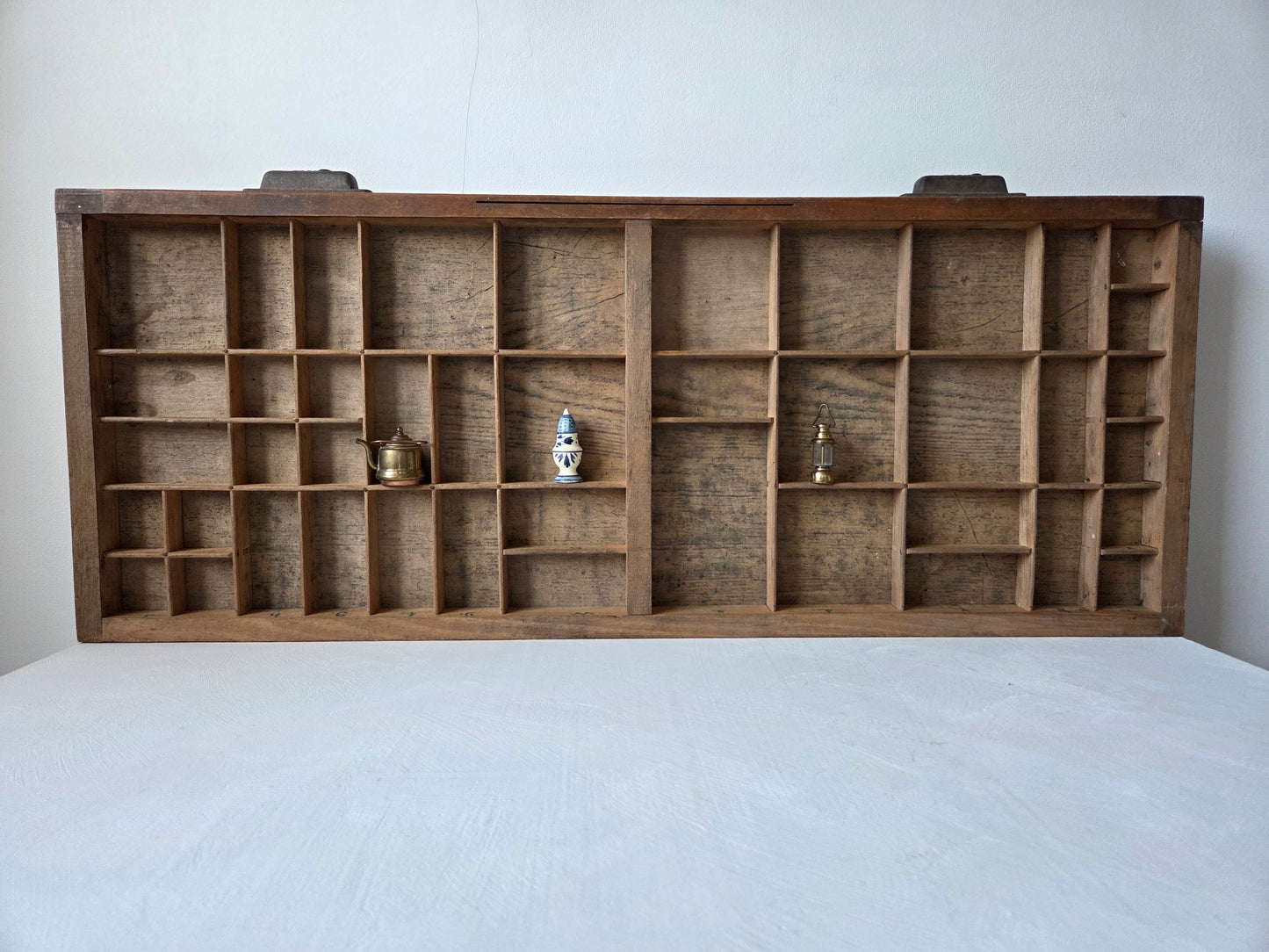 antieke letterbak licht hout 43 vakjes wandbevestiging