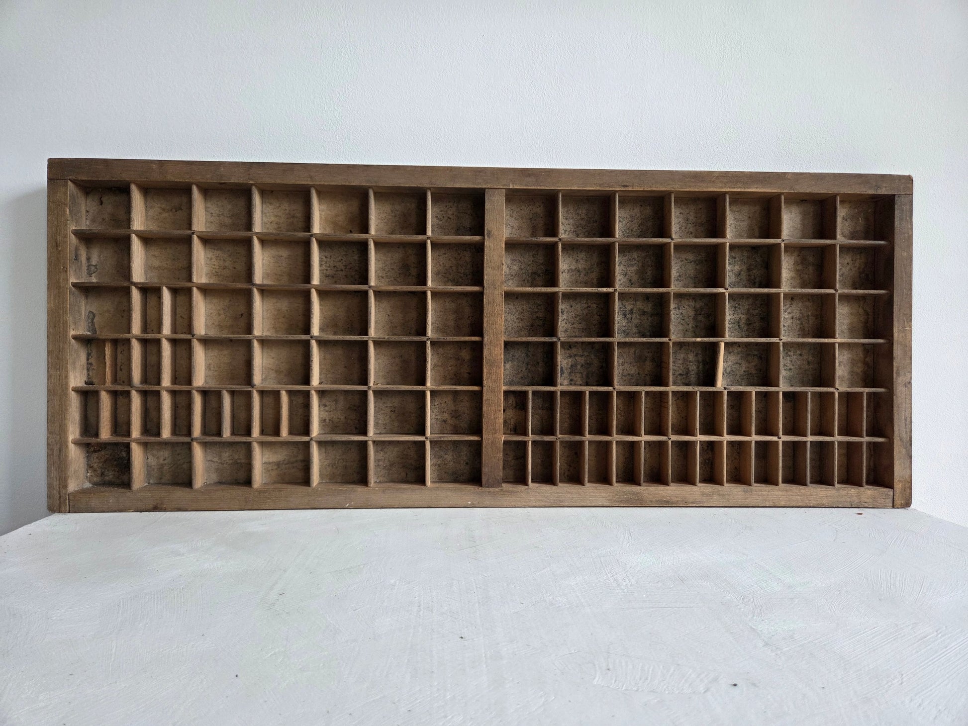 antieke houten letterbak 105 vakjes loden letters