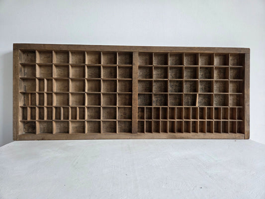 antieke houten letterbak 105 vakjes loden letters