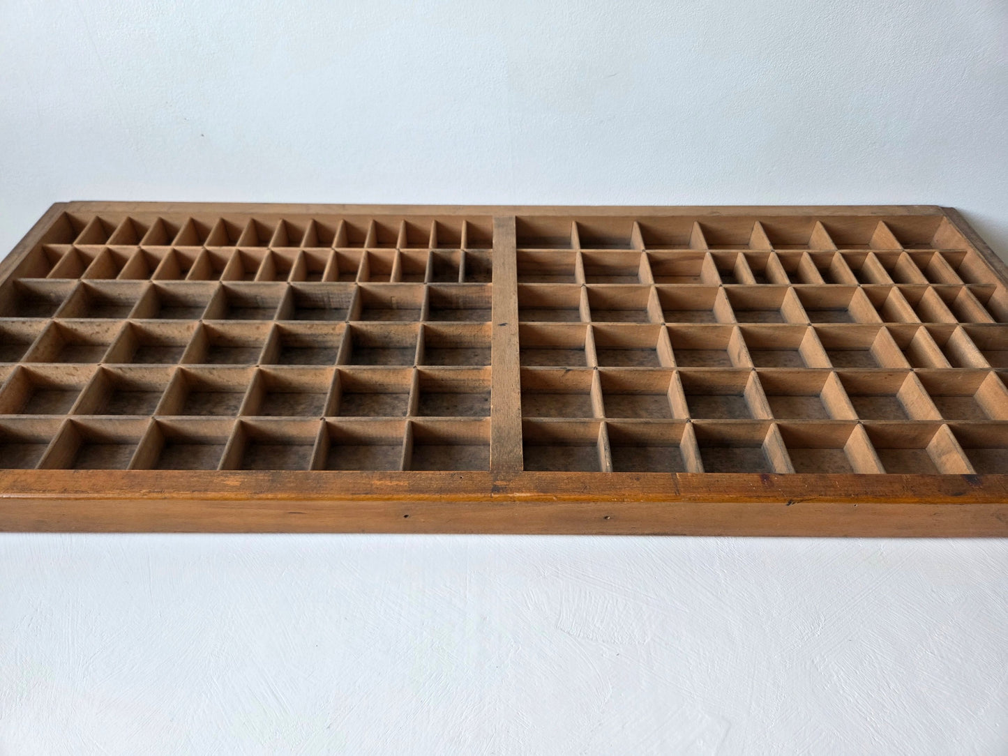 vintage houten letterbak veel gebruikt donkerbruin hout