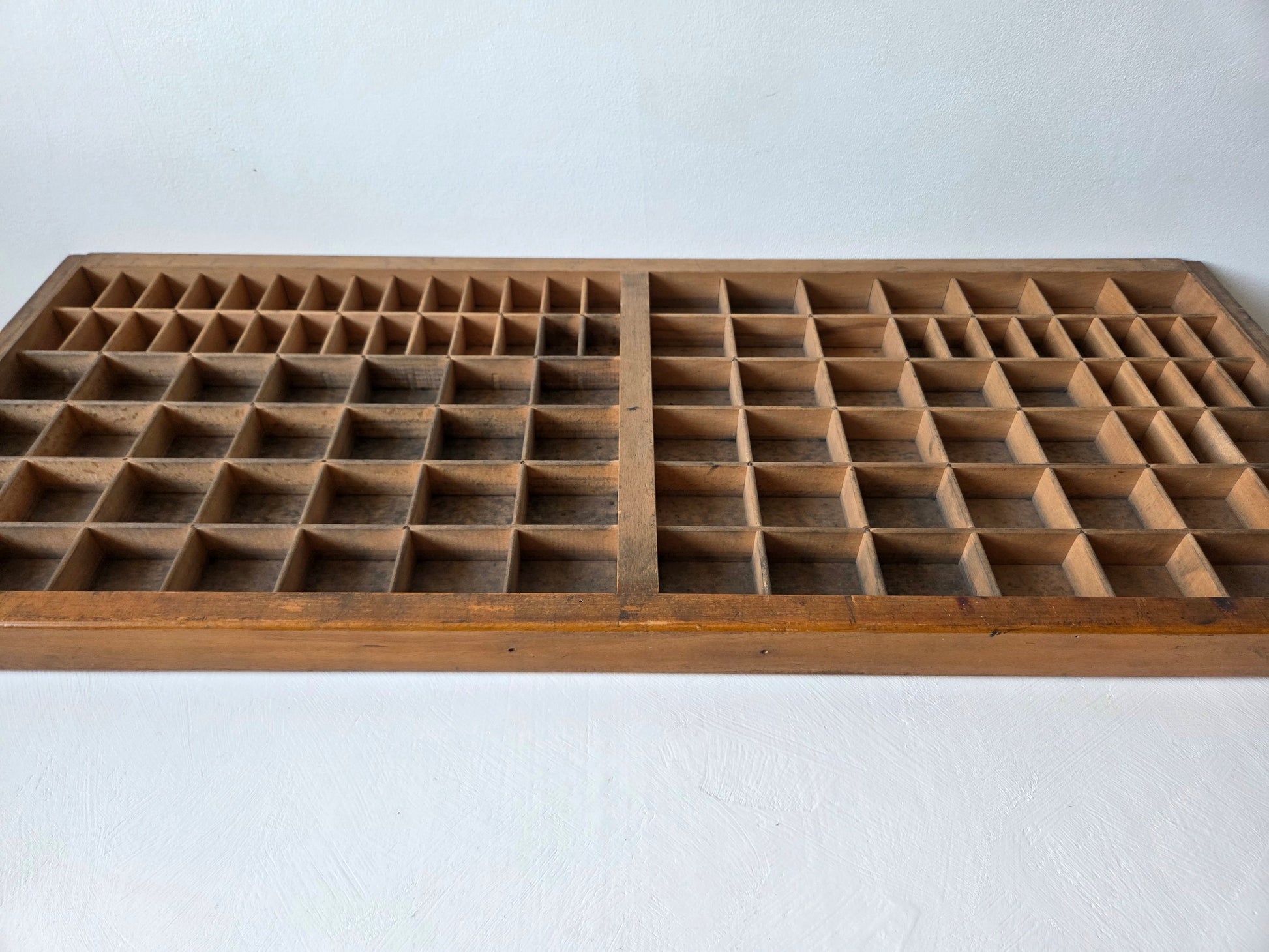 vintage houten letterbak veel gebruikt donkerbruin hout
