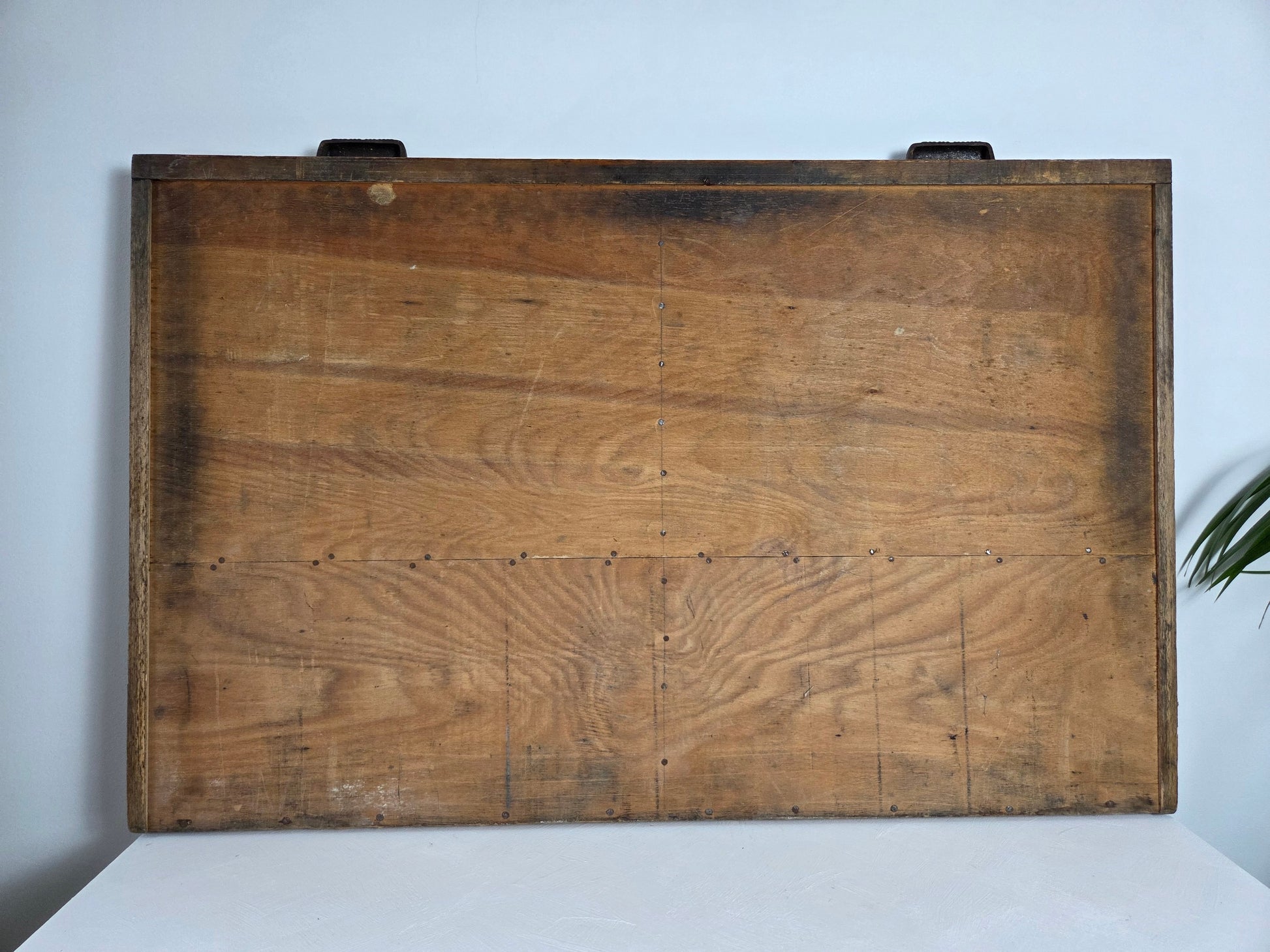 detail van vakverdeling in grote letterbak