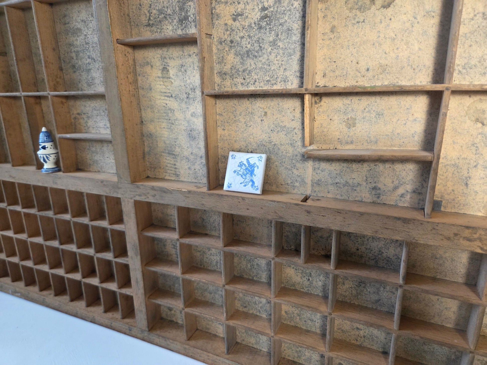 houten letterbak met zichtbare gebruikssporen