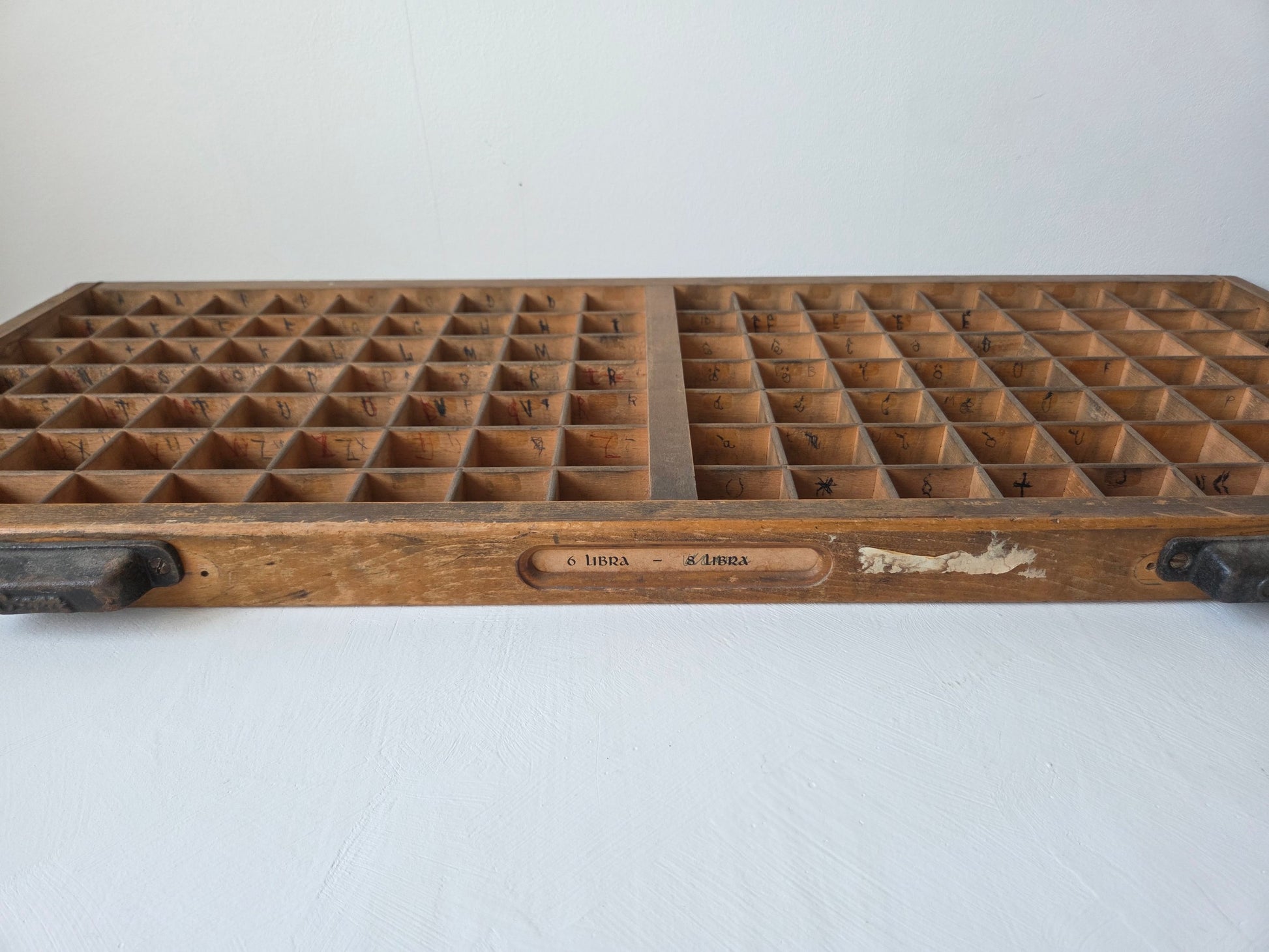 houten letterbak met gebruikssporen en verkleuring