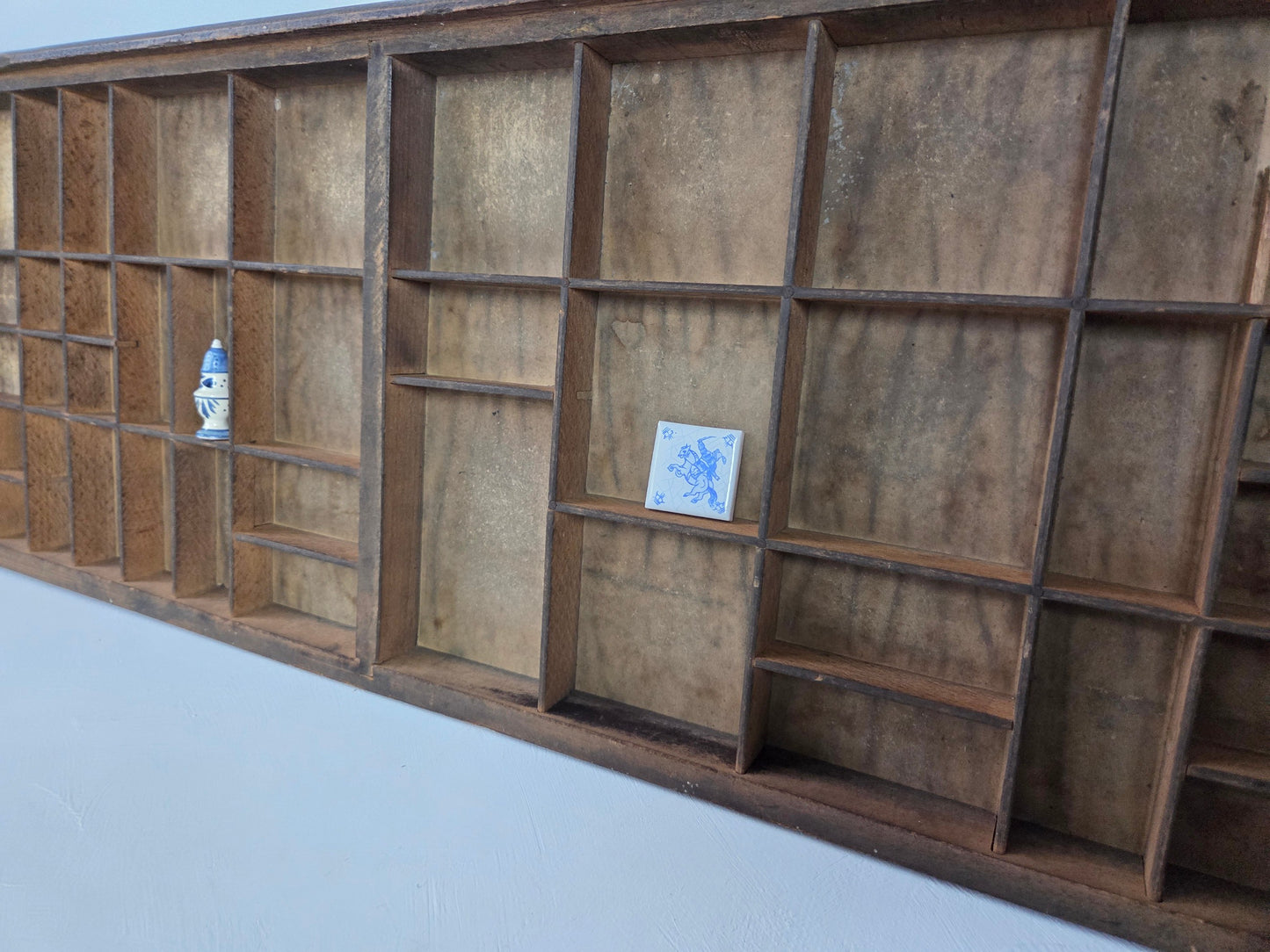 drukkerijletterbak voor aan de muur