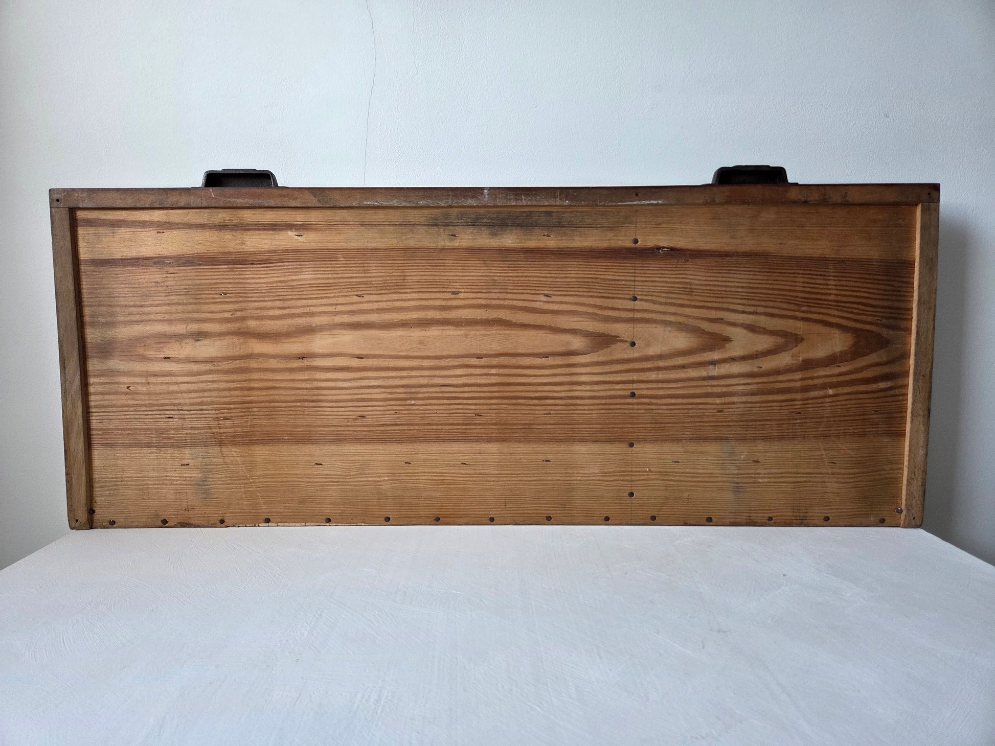 houten letterbak met geschreven markeringen op het hout
