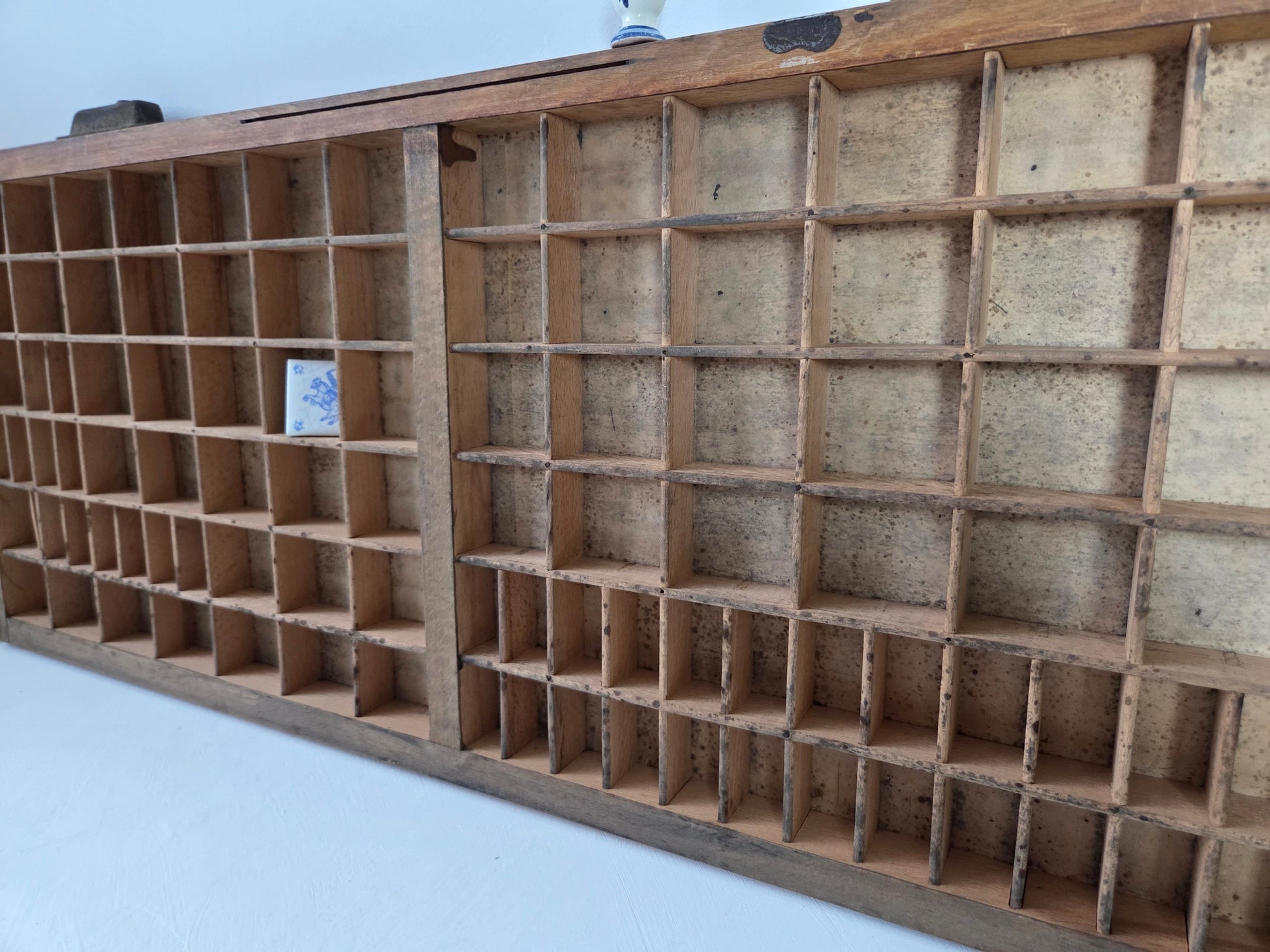 detail van vakverdeling in letterbak