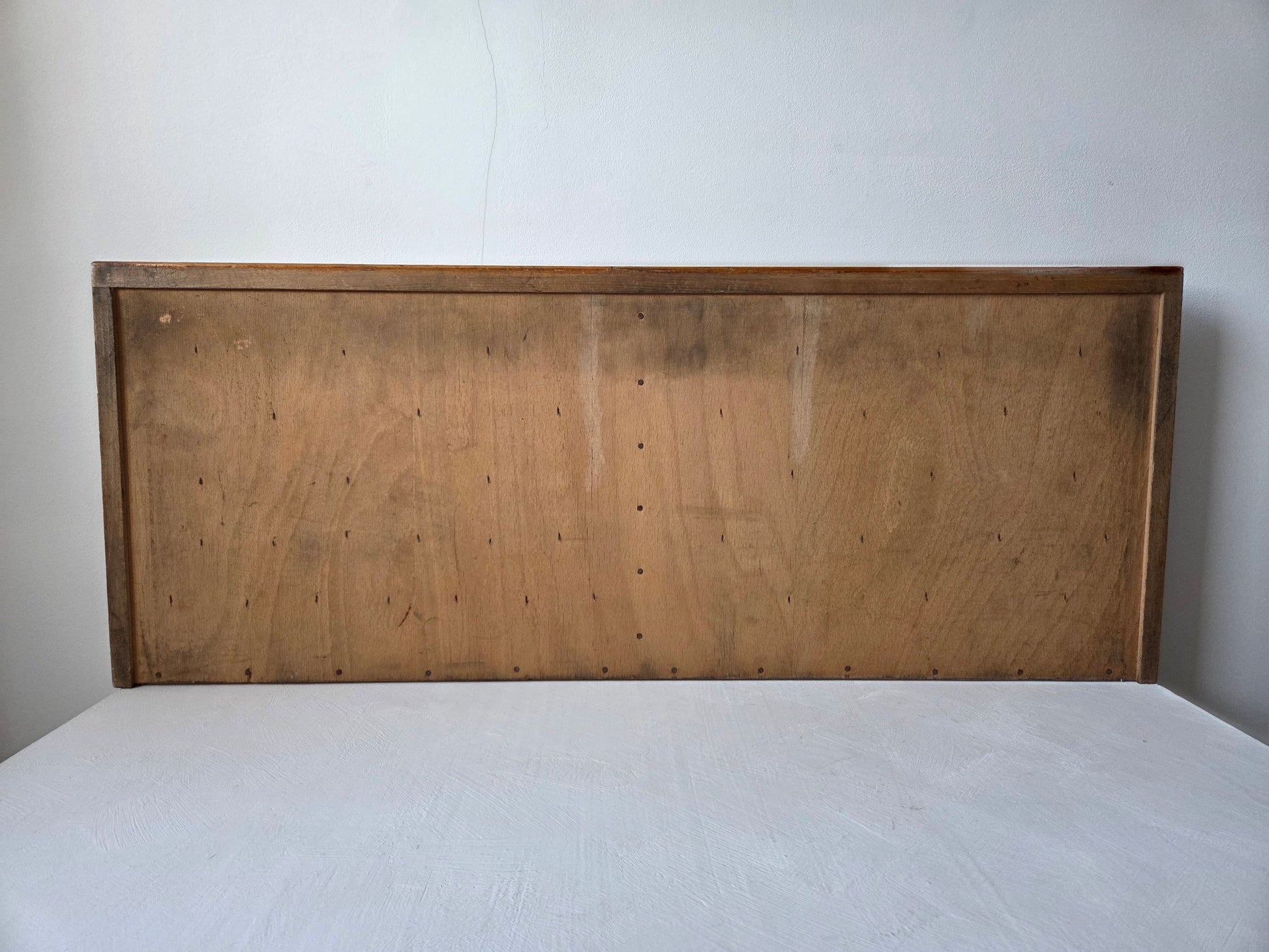 houten letterbak met vakjes in verschillende groottes