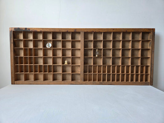 detail van vakjes met slijtage en verkleuring