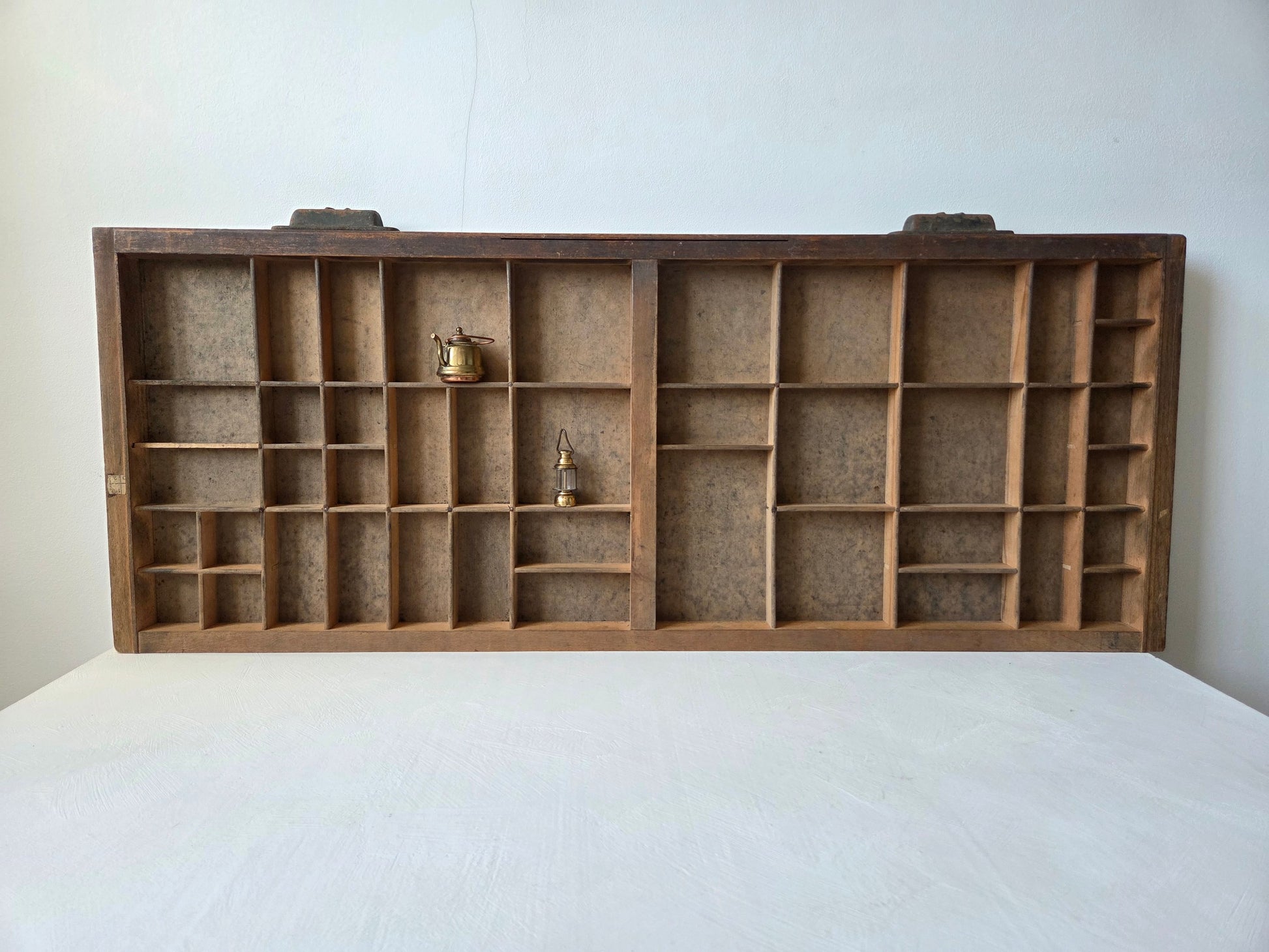 overzicht van houten letterbak 83 bij 33,5 cm