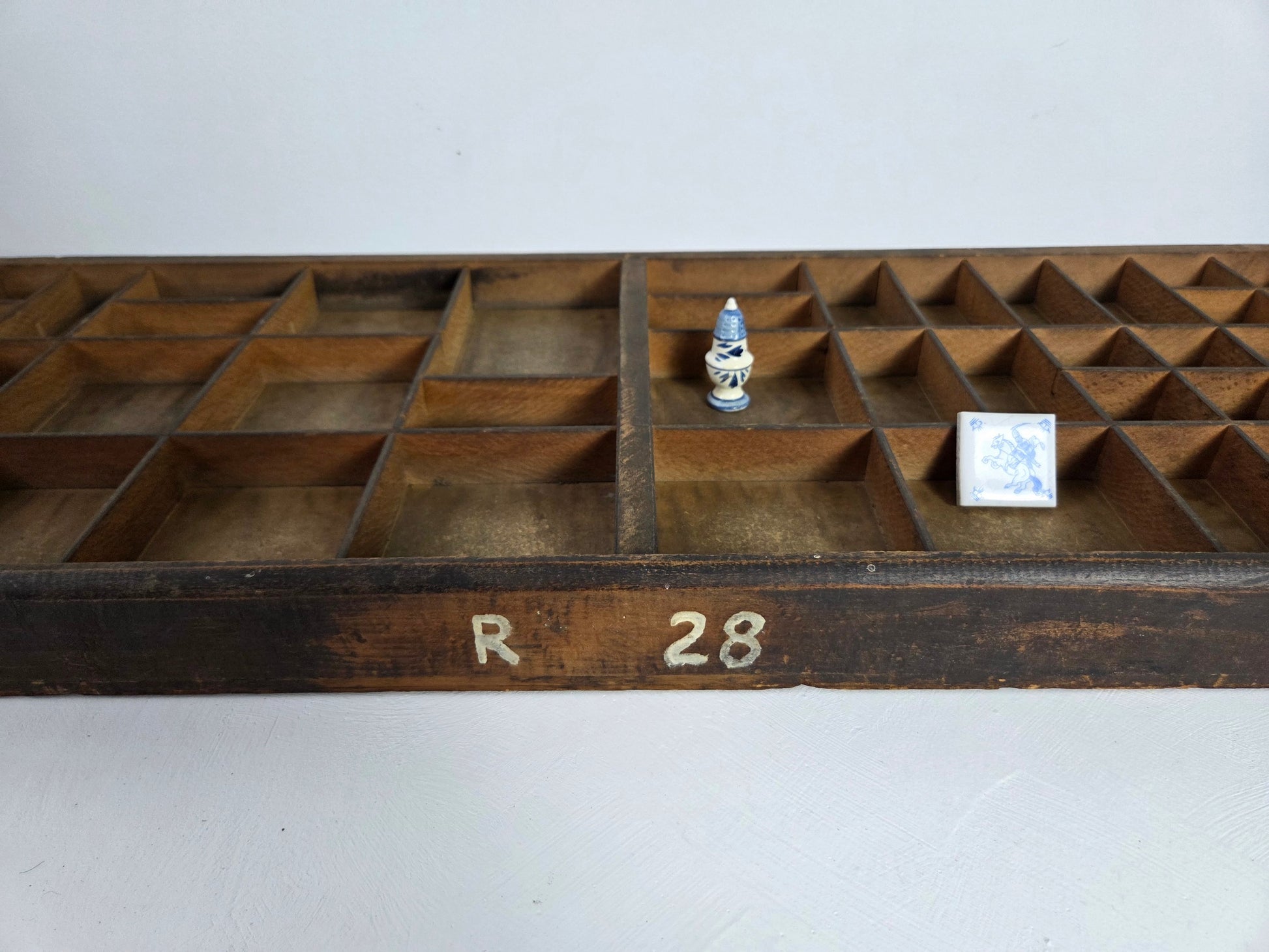 houten letterbak met verschillende vakjes