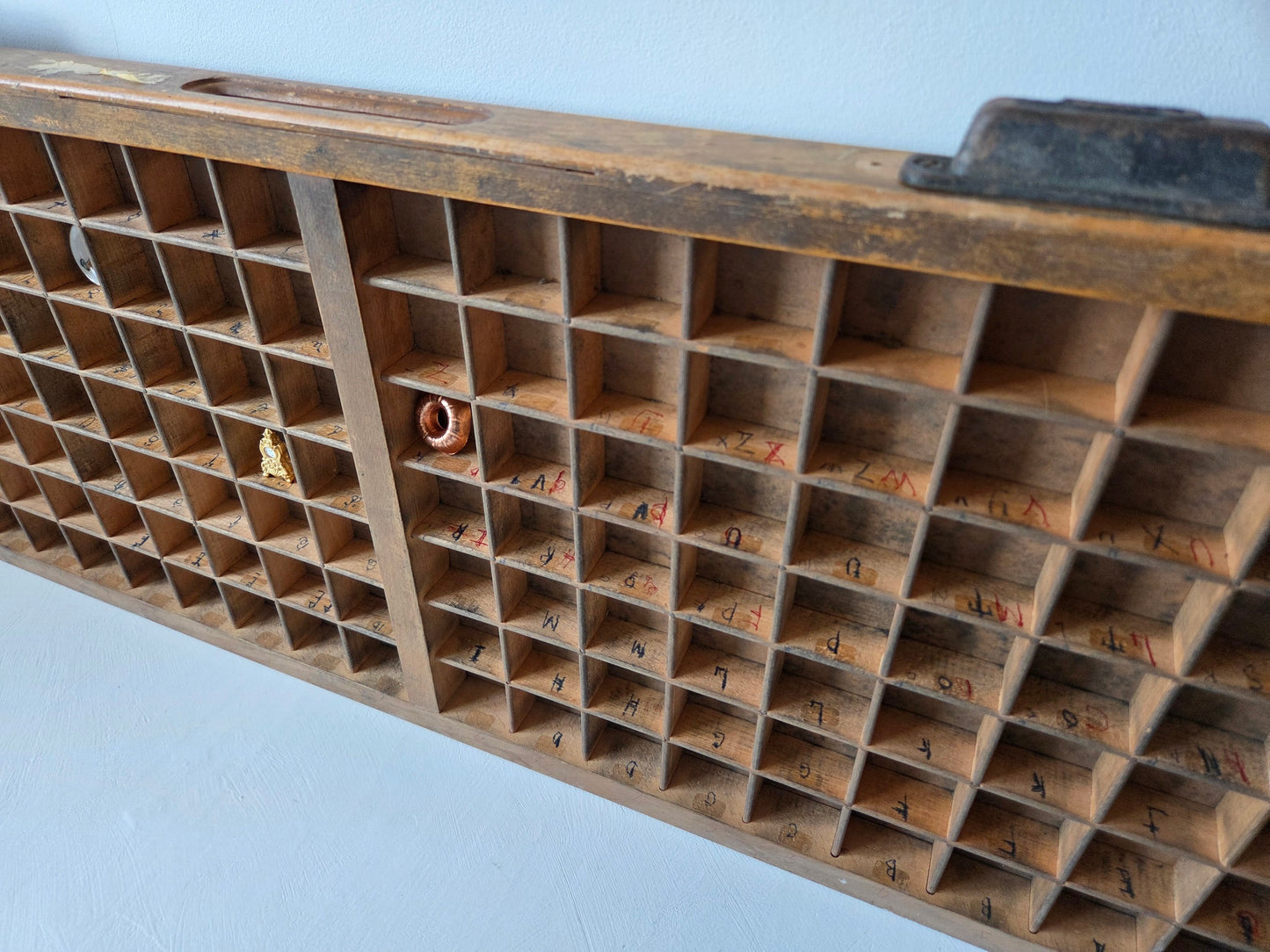 houten letterbak met 126 kleine vierkante vakjes