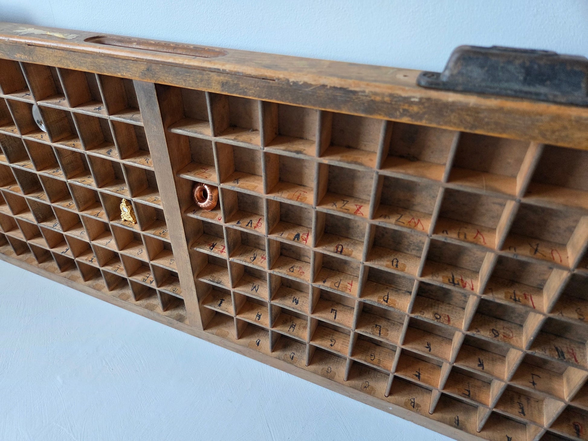 houten letterbak met 126 kleine vierkante vakjes