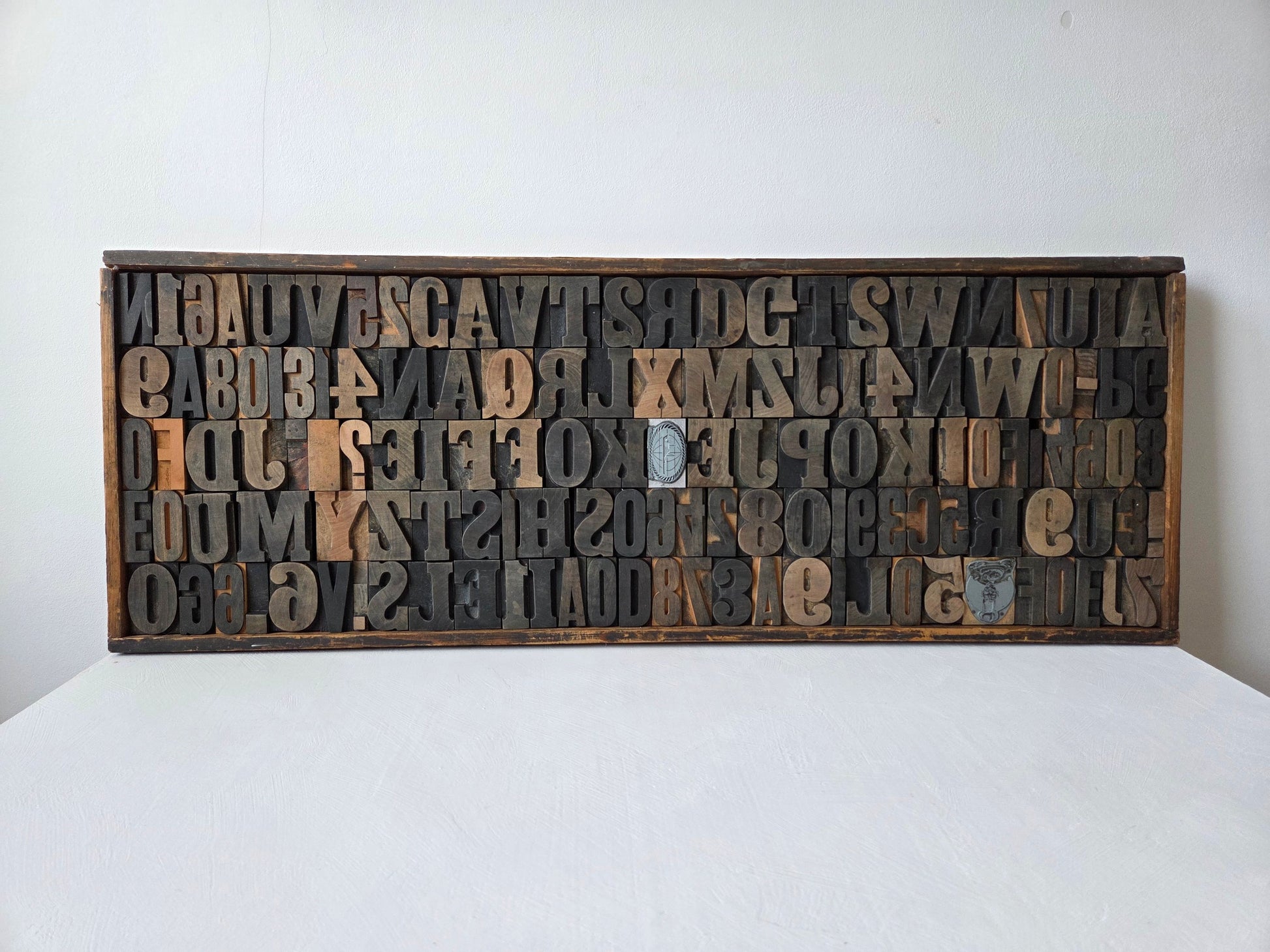 oude letterbak met houten letters
