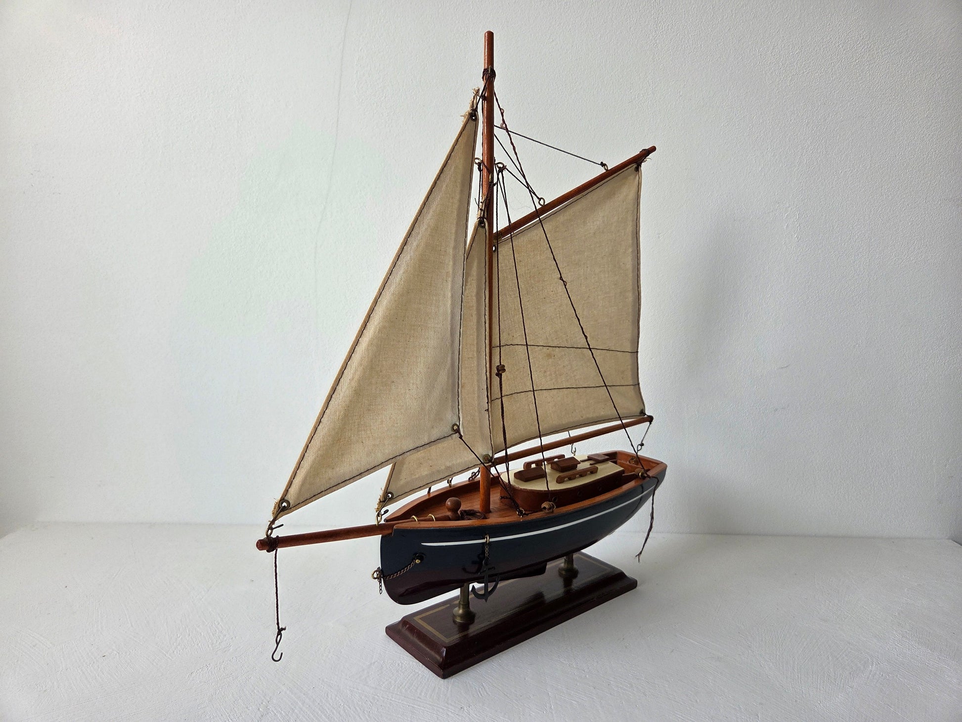 donkerblauwe romp met houten dek en opbouw