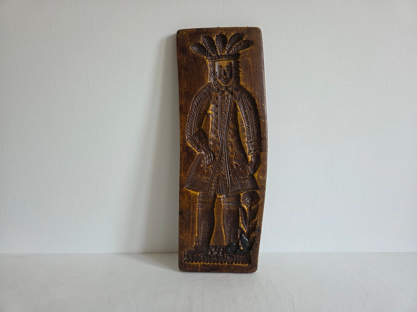 gesneden houten speculaasplank figuur vederhoed plantmotief