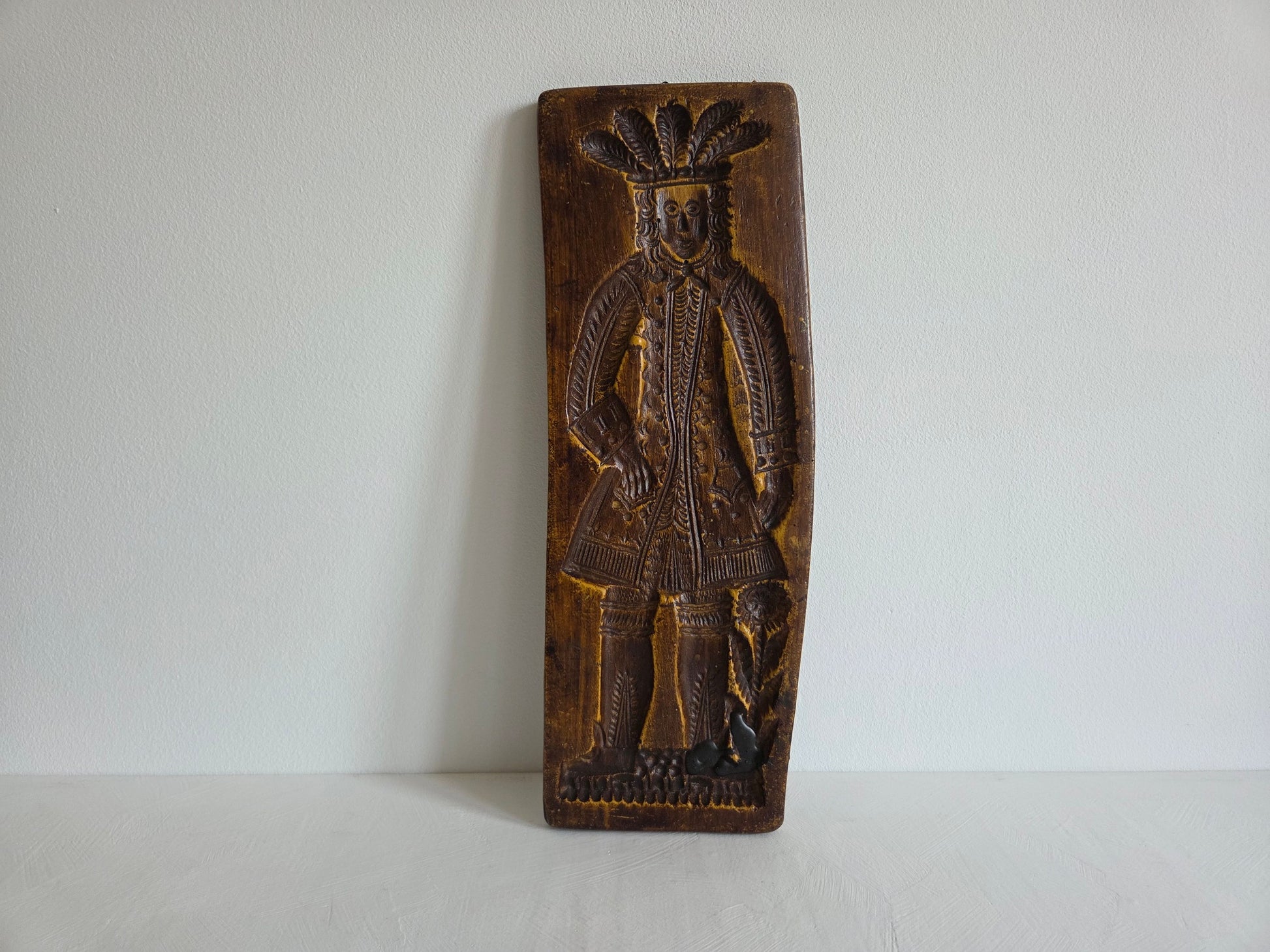 gesneden houten speculaasplank figuur vederhoed plantmotief
