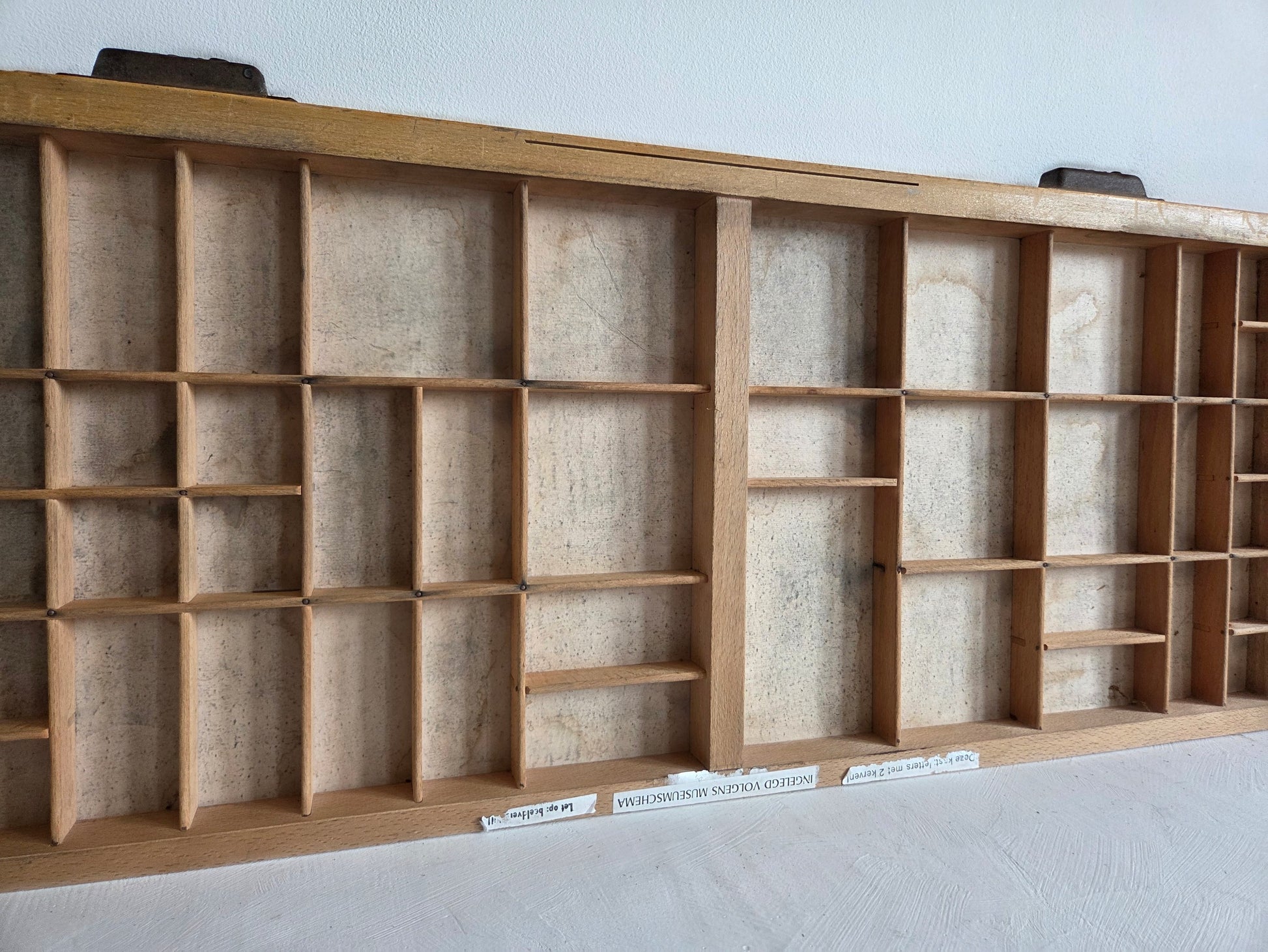 antieke houten letterbak met handgrepen bovenzijde