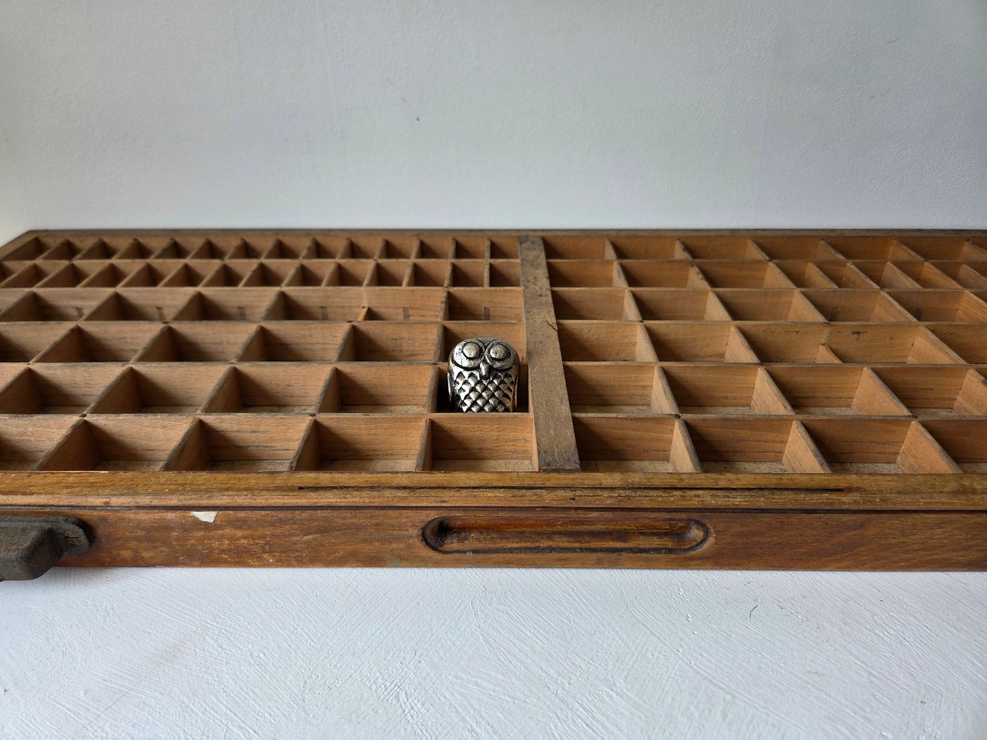oude letterbak hout met metalen handgrepen
