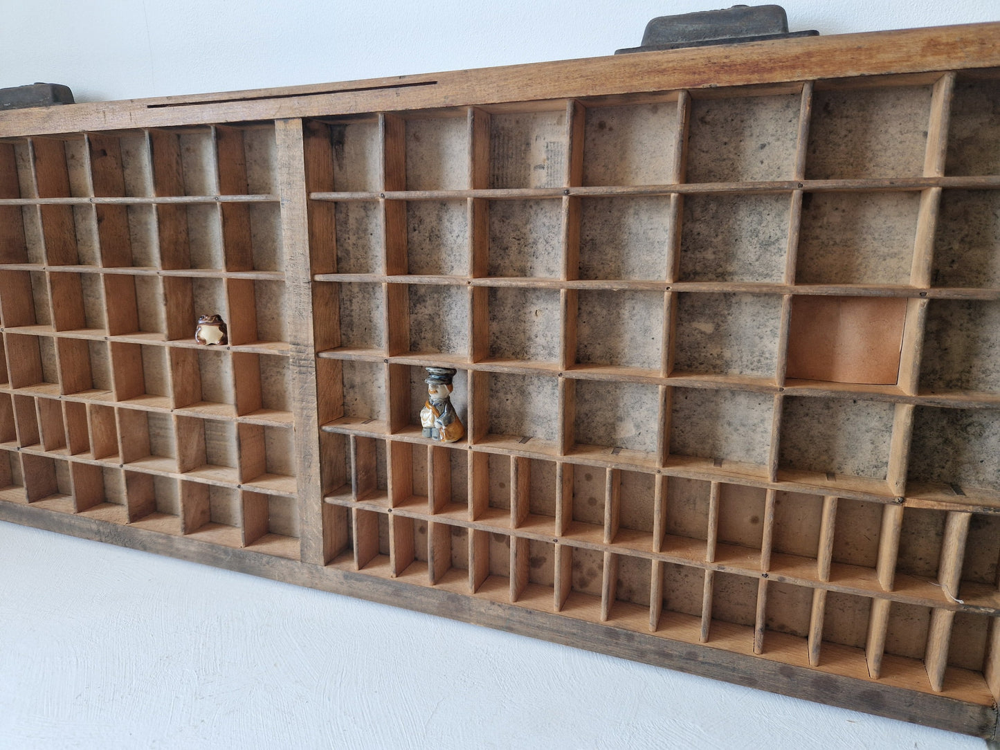 houten letterbak met kleine vakjes