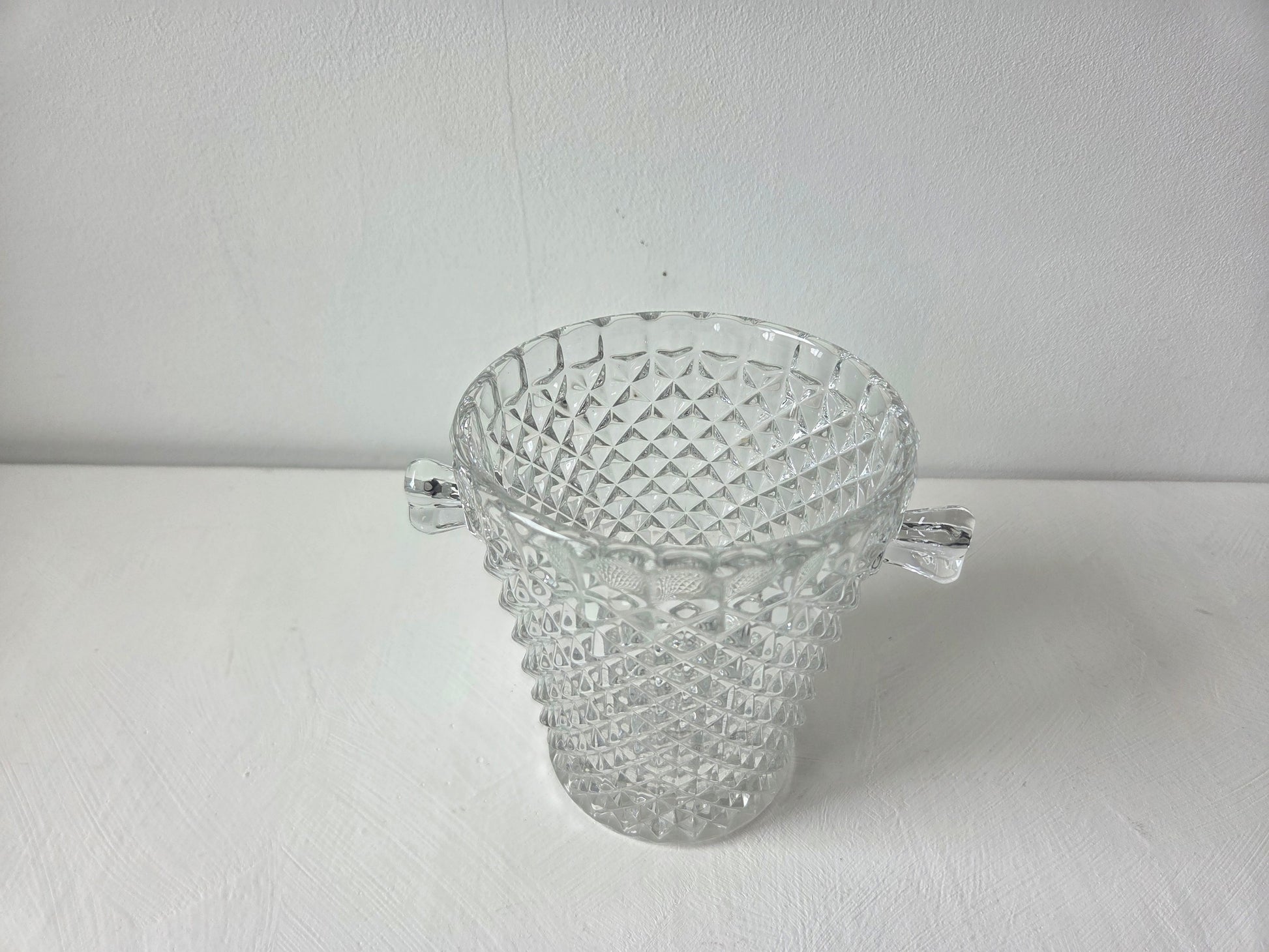 transparante emmer van geperst glas met ruitdecor