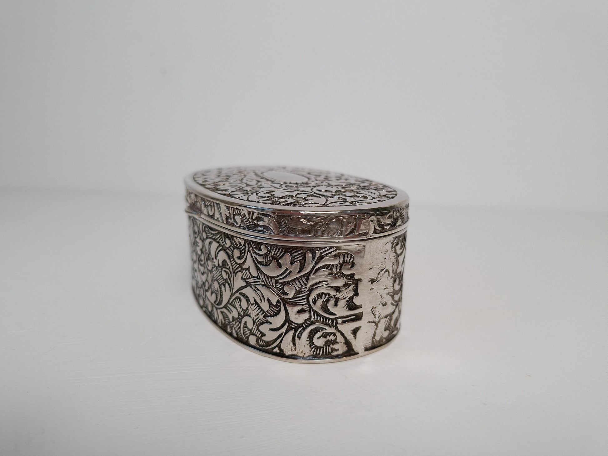 Ovale doos met ingegraveerd motief