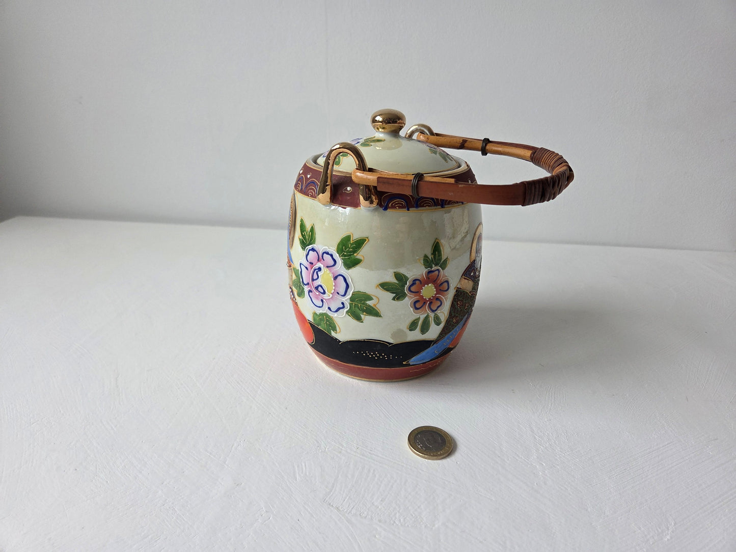 handgeschilderde keramieken pot met figuratief decor Japan