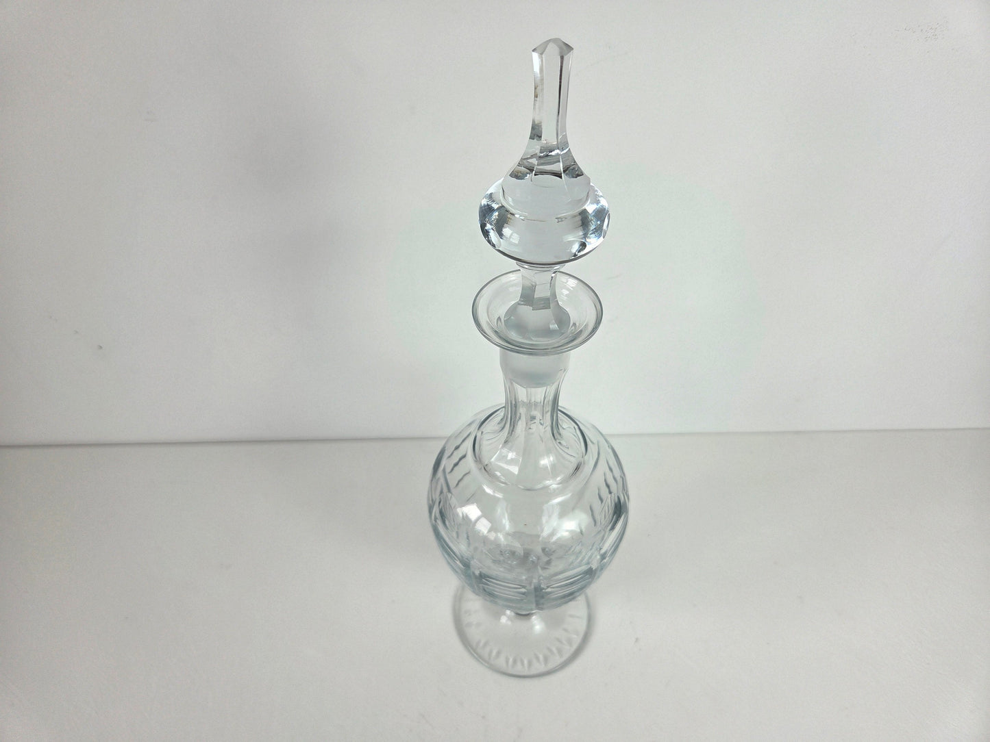 Karaf met smalle hals en bolle onderkant glas