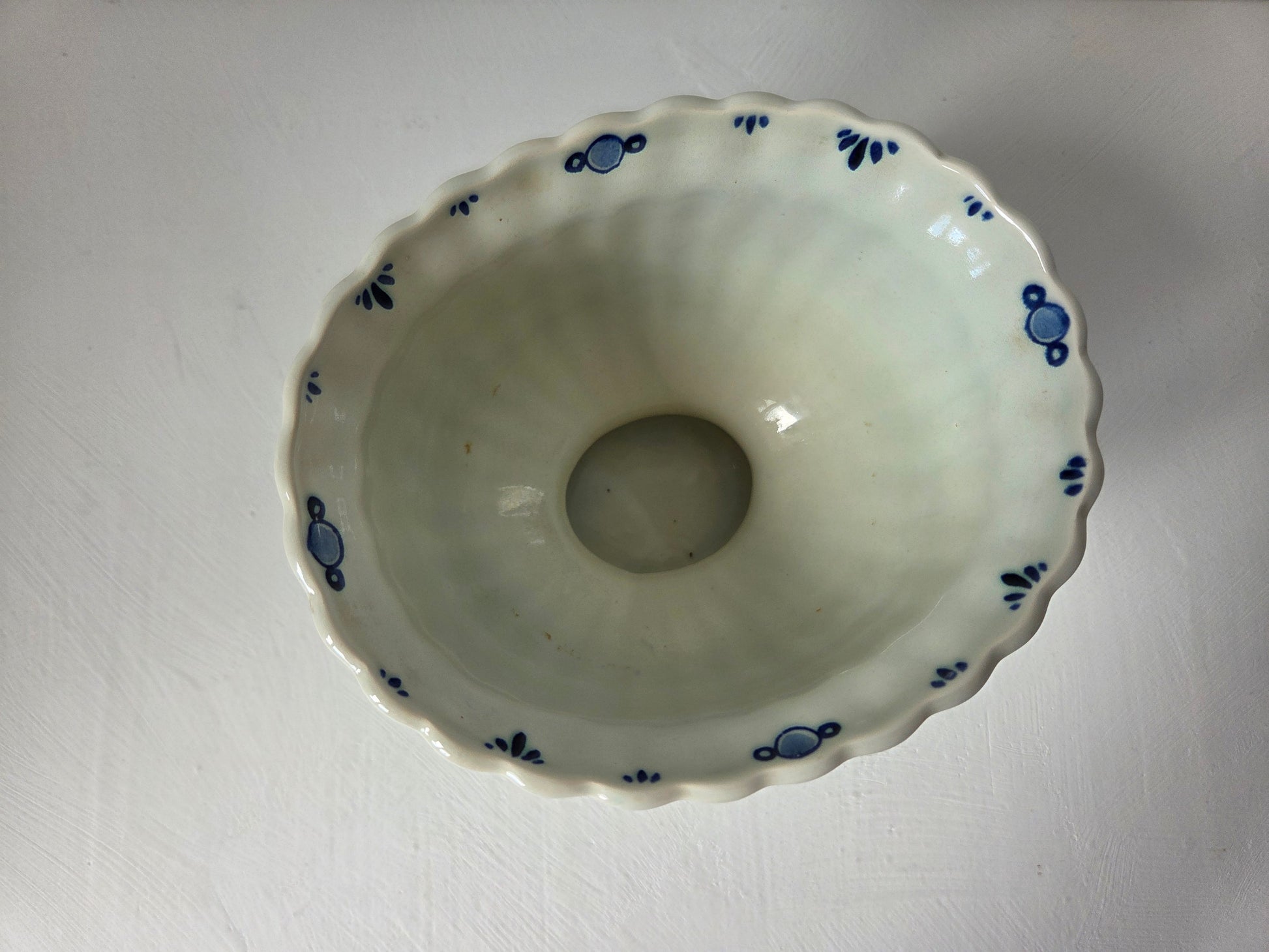 vaasje met vogel en bloemen van aardewerk