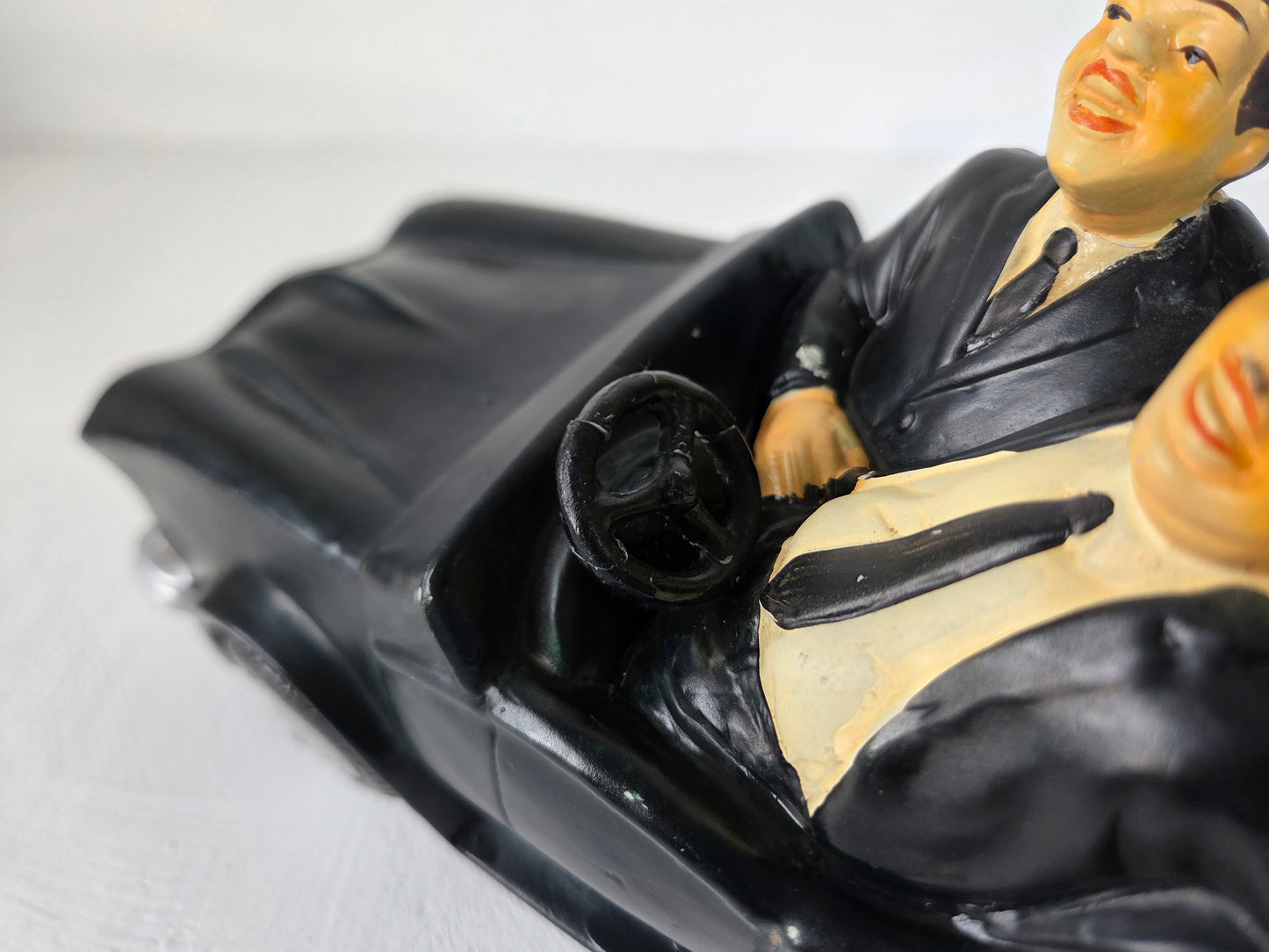 Laurel en Hardy in klassieke auto 31 cm